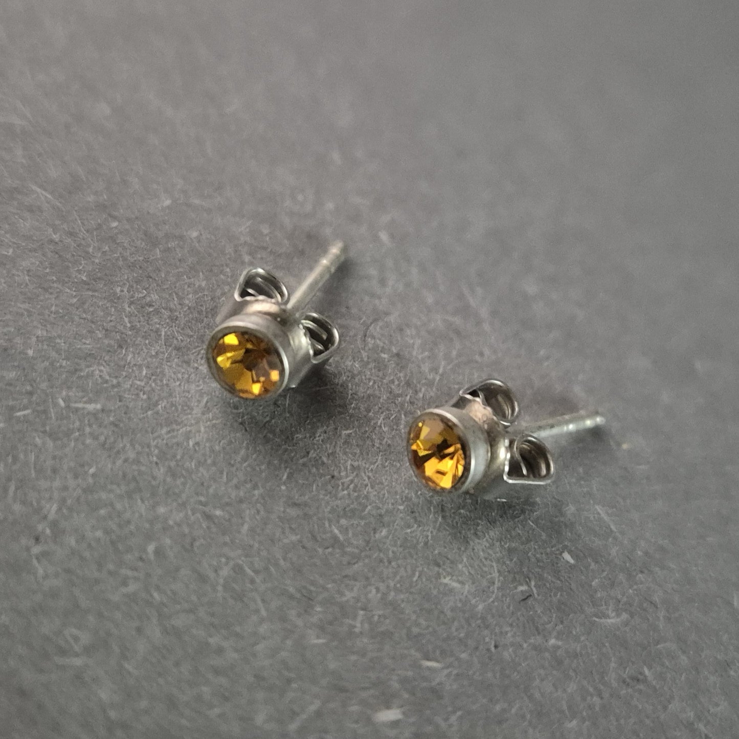 Elegante Ohrstecker mit gelbem Stein – Stilvoll und Zeitlos