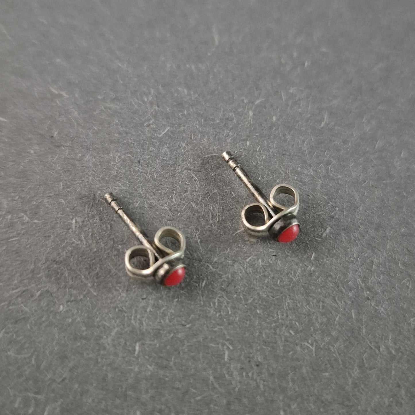 Elegante rote Koralle Ohrstecker – Zeitlose Eleganz in Silber