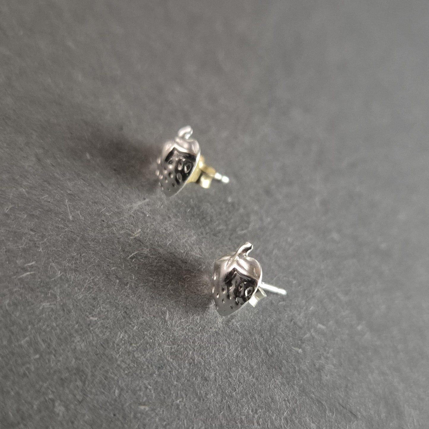 Verspielte Erdbeer-Ohrstecker aus Silber – Fruchtiges Design für gute Laune