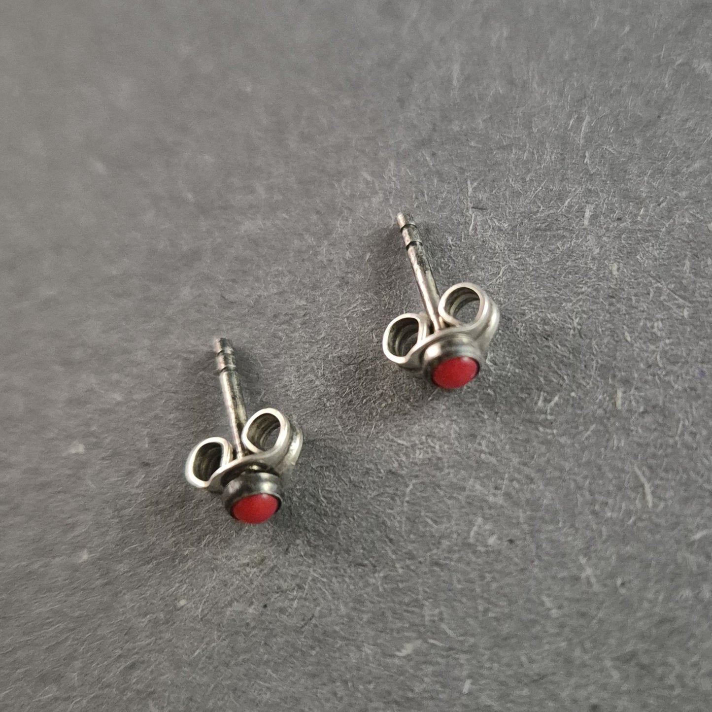 Elegante Silber-Ohrstecker mit rotem Stein – Klassisch und Zeitlos