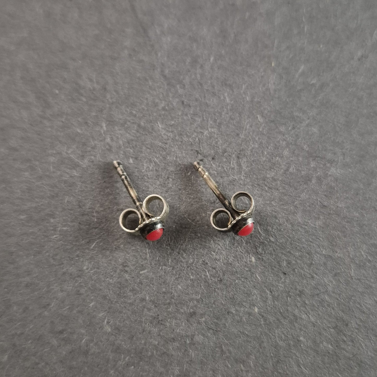 Vintage Silber-Ohrstecker mit rotem Stein – Verspielte Eleganz