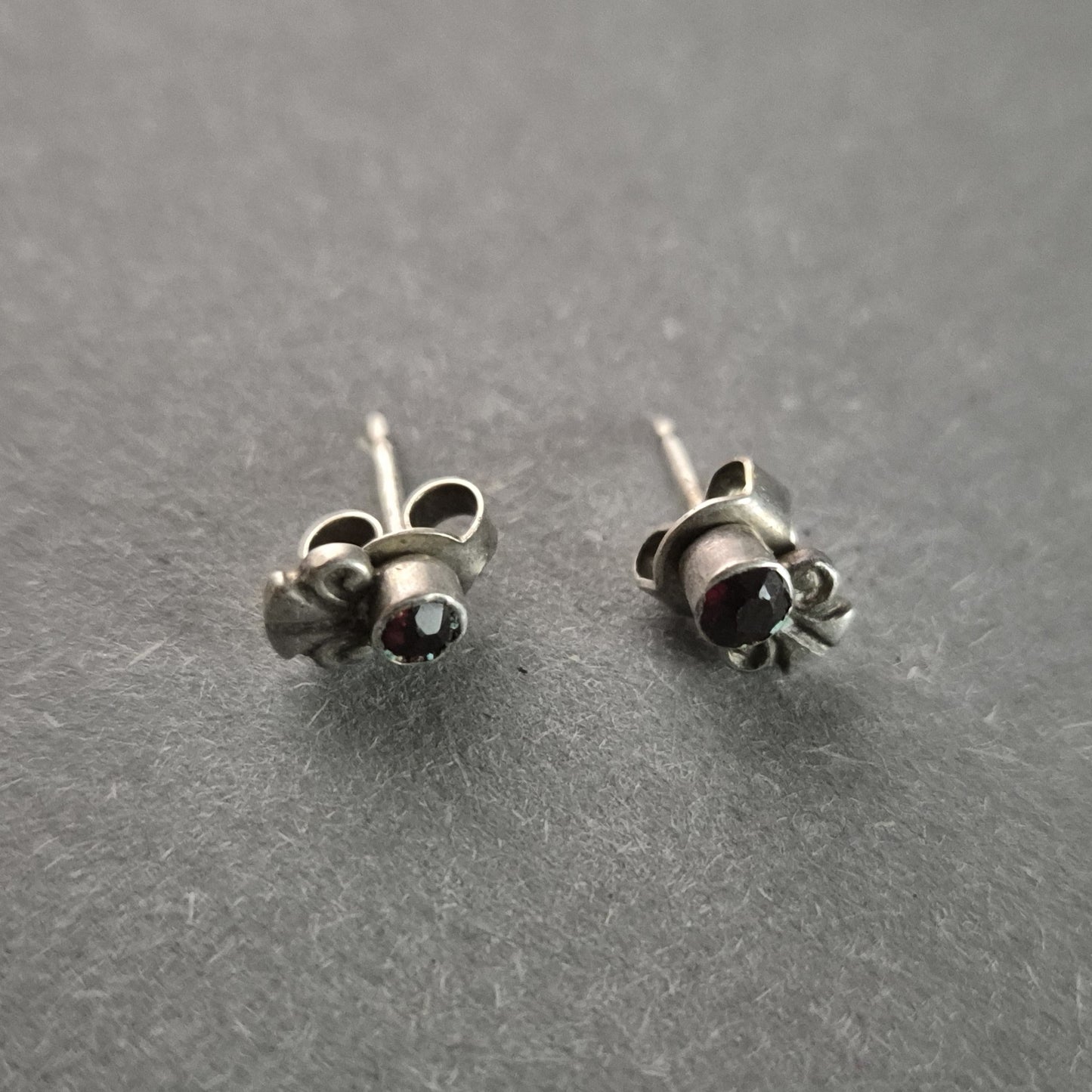 Elegante Silber-Ohrstecker mit Granat – Vintage-Schick für stilvolle Auftritte