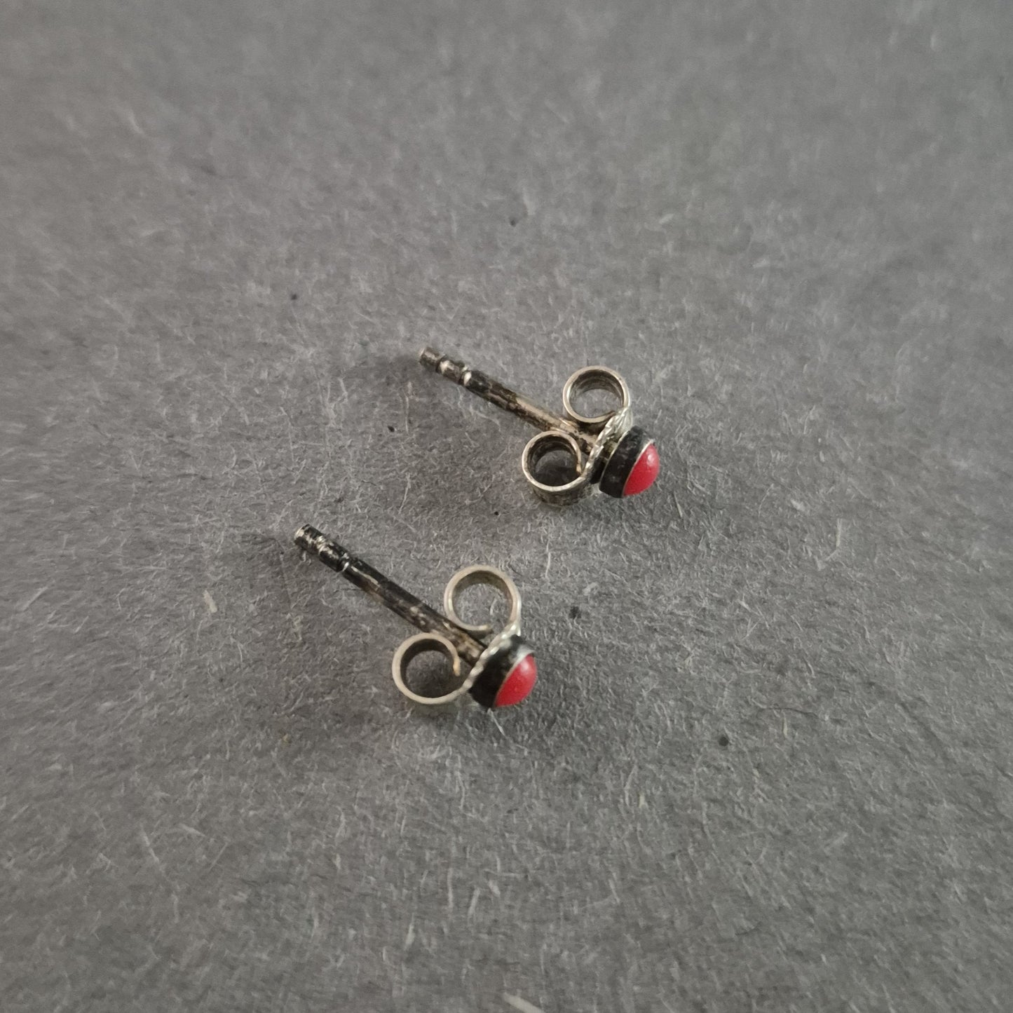 Niedliche Silberohrringe mit blau-lila Krabbenmotiv – Maritimes Design