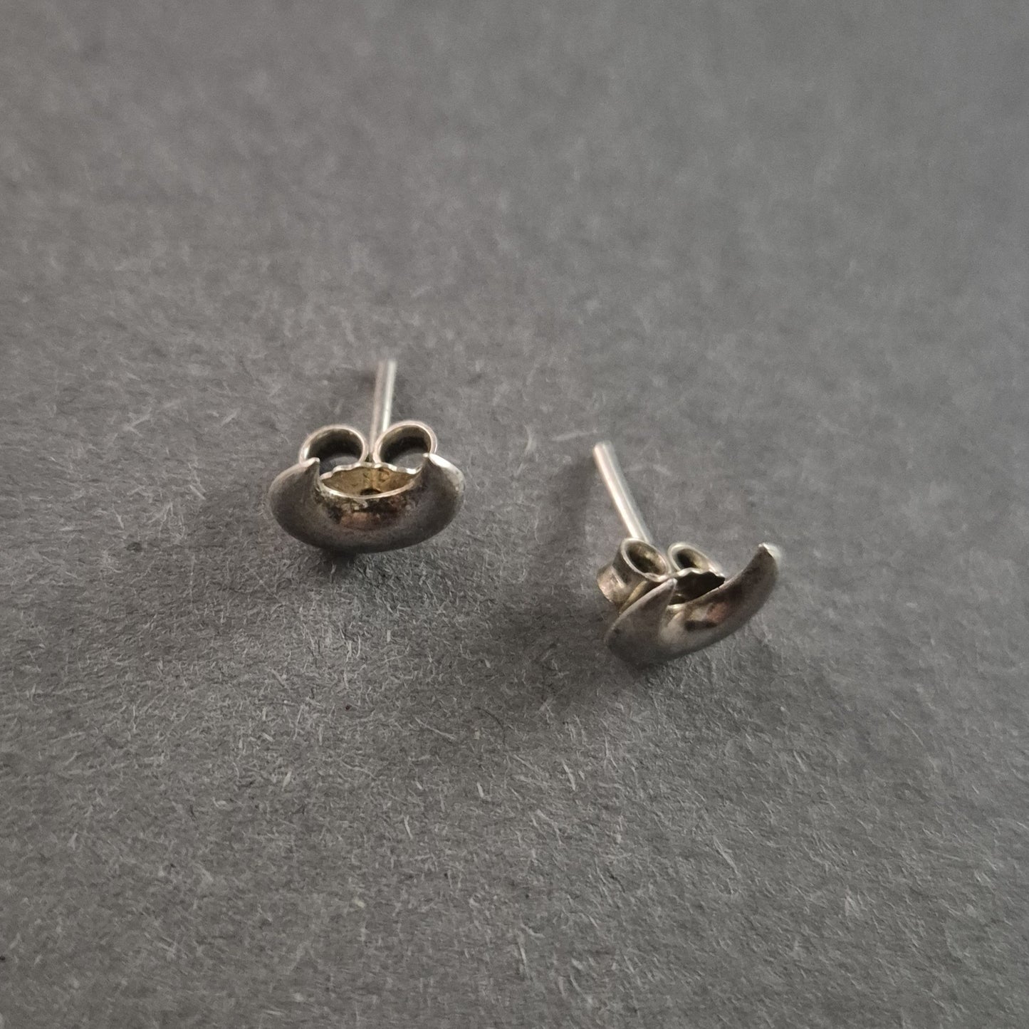 Silberne Ohrstecker – Elegantes Halbmond-Design