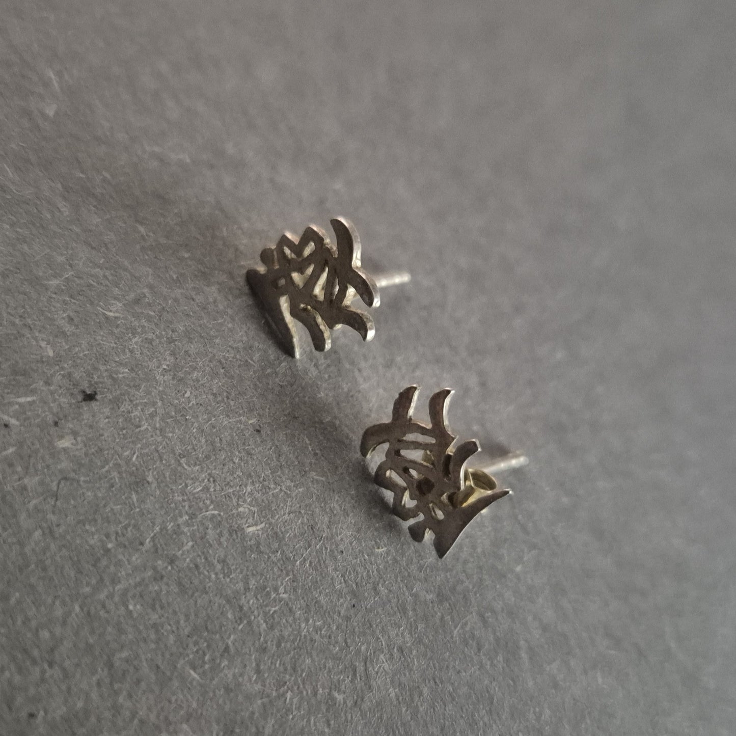 Chinesische Schriftzeichen Ohrstecker – Zeitlose Eleganz in Silber