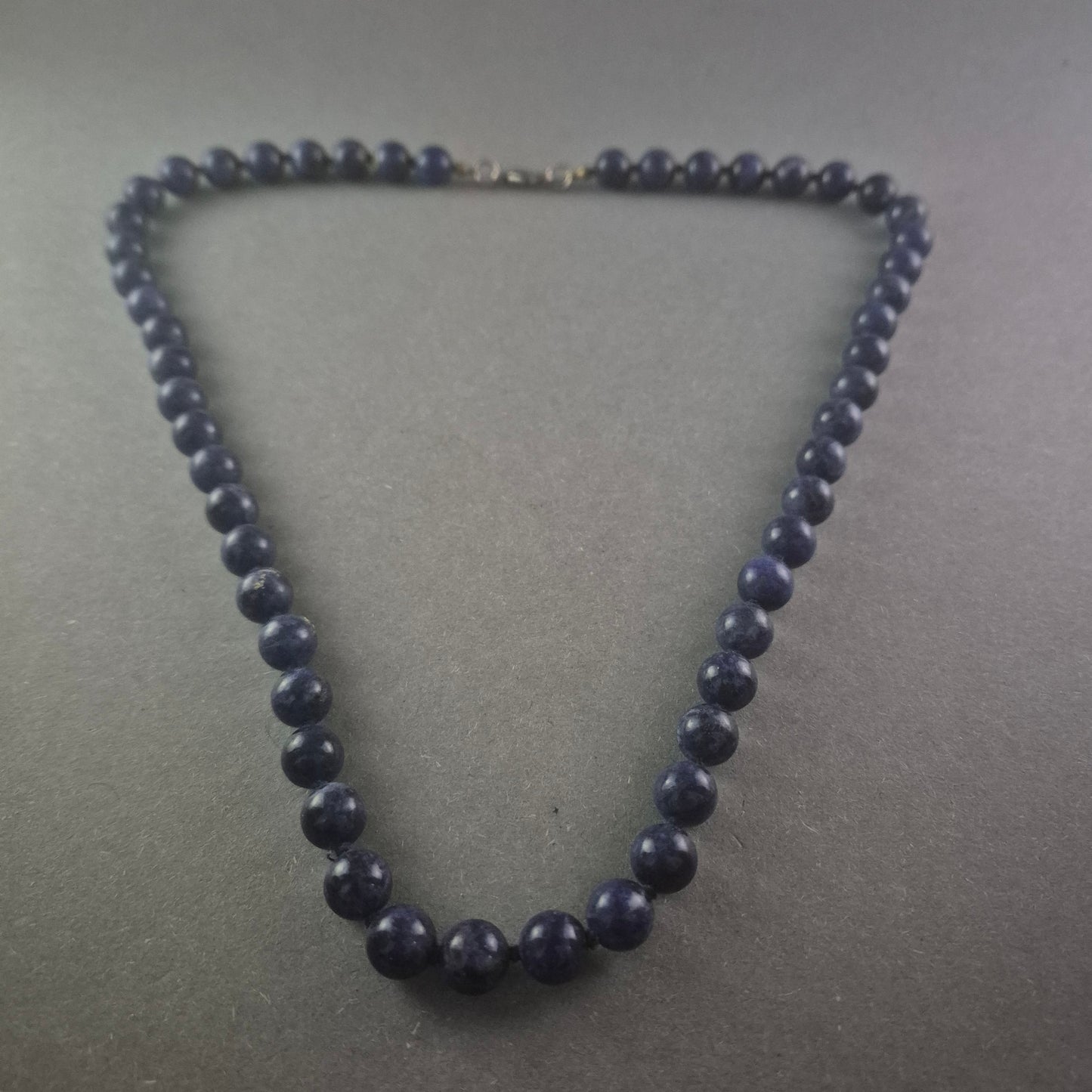 Elegante Lapislazuli Halskette – Zeitlose Schönheit in Tiefblau