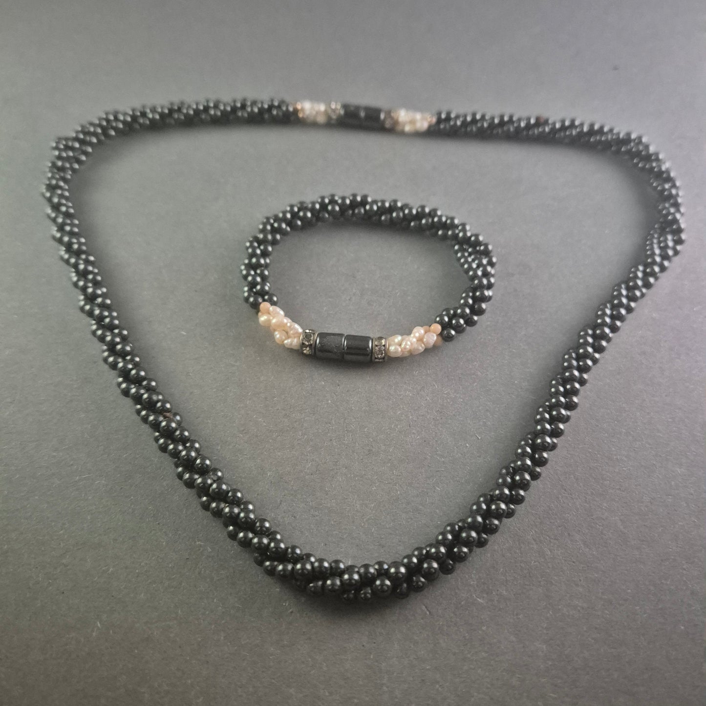 Elegantes Perlen-Set: Halskette und Armband mit schwarzem Onyx