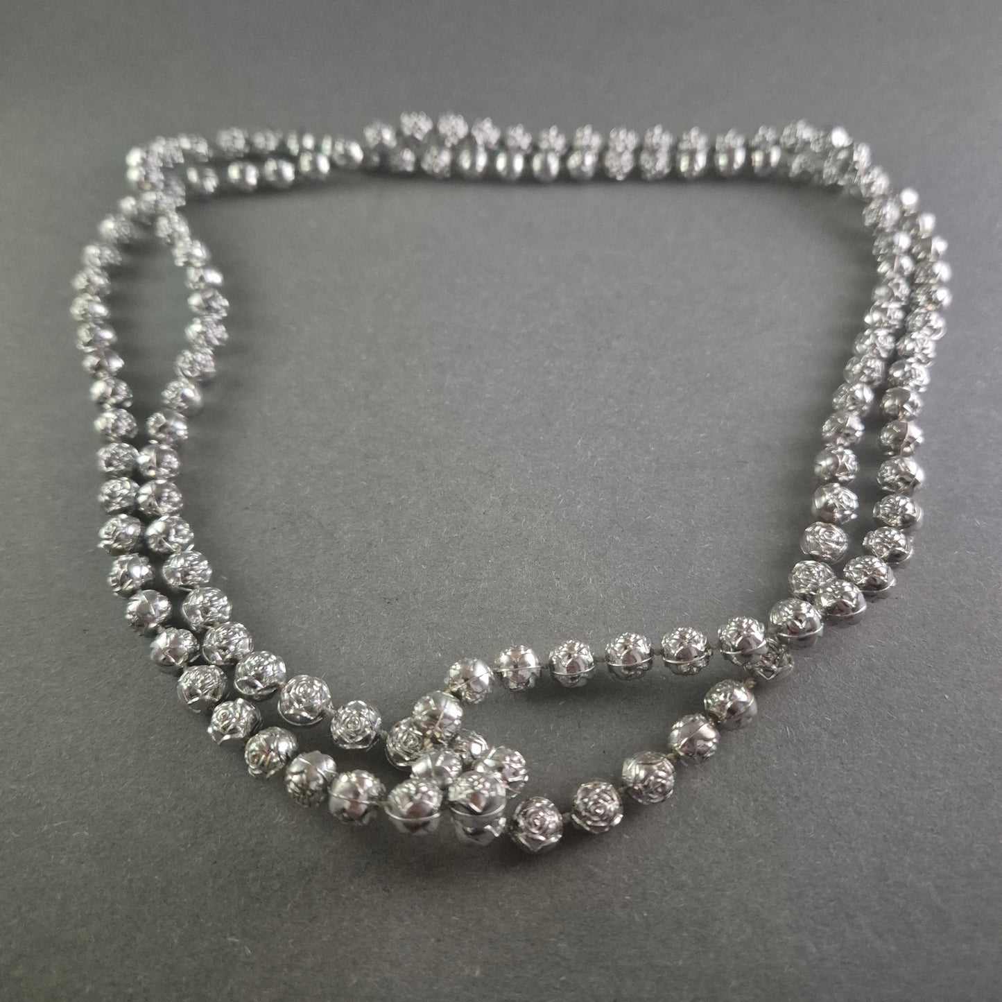 Elegante Silberkugelkette mit Rosendekor – Zeitlose Romantik