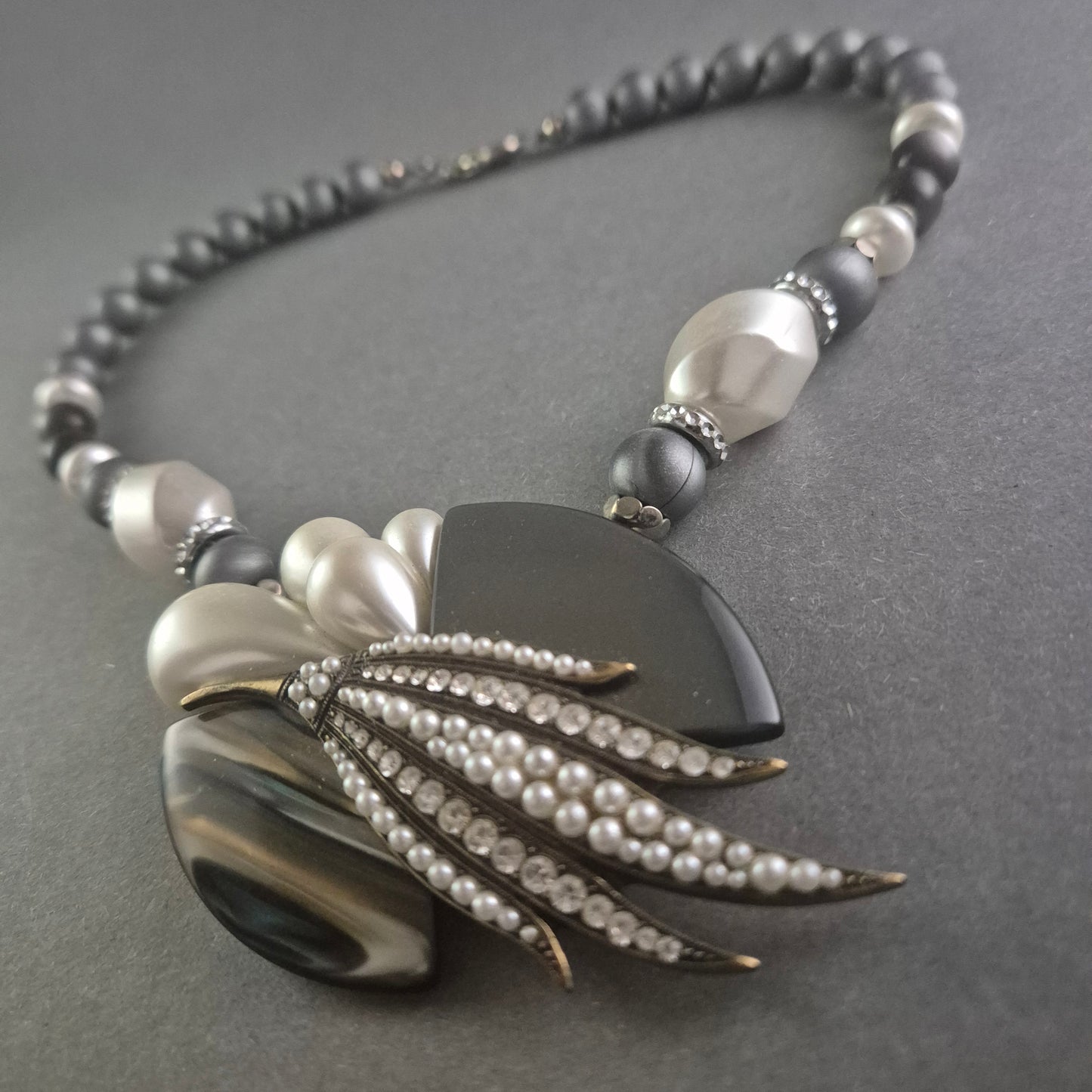 Elegante Statement-Halskette – Perlen und Strass in Schwarz und Silber