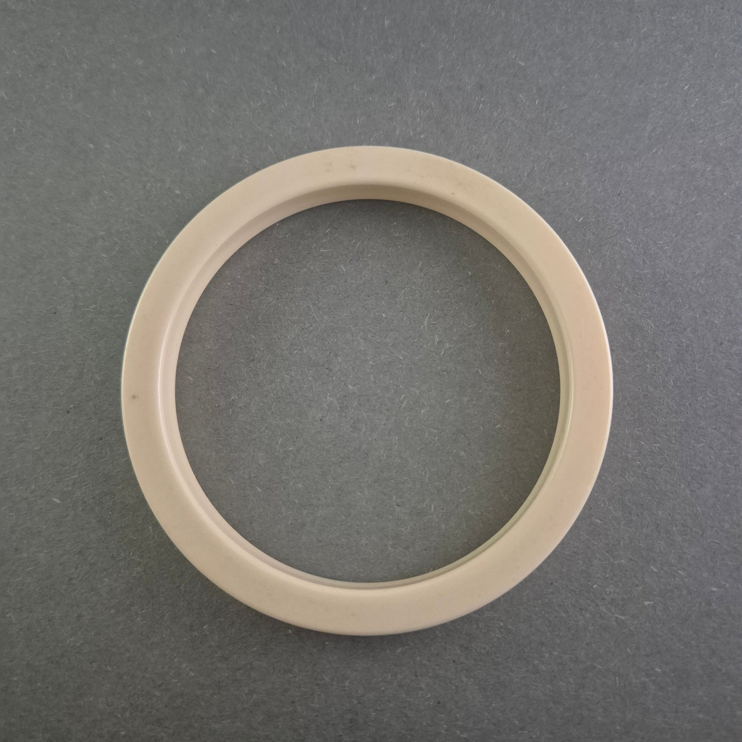 Minimalistischer Vintage-Armreif in Creme – Schlicht und Zeitlos