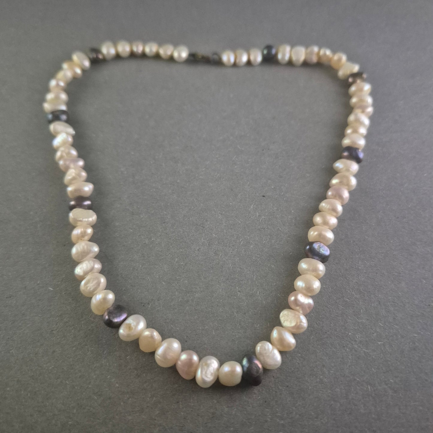 Elegante Perlenkette mit natürlichen Süßwasserperlen – Klassische Schönheit