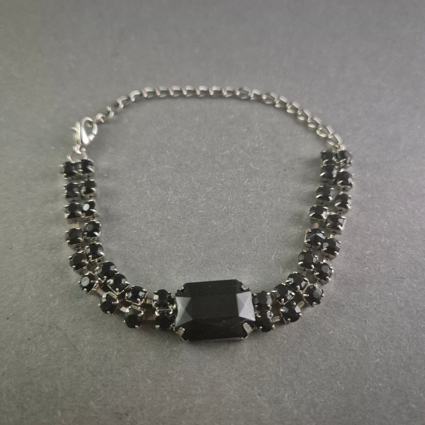 Armband mit schwarzen Strasssteinen Glamour und Stil für jeden Anlass