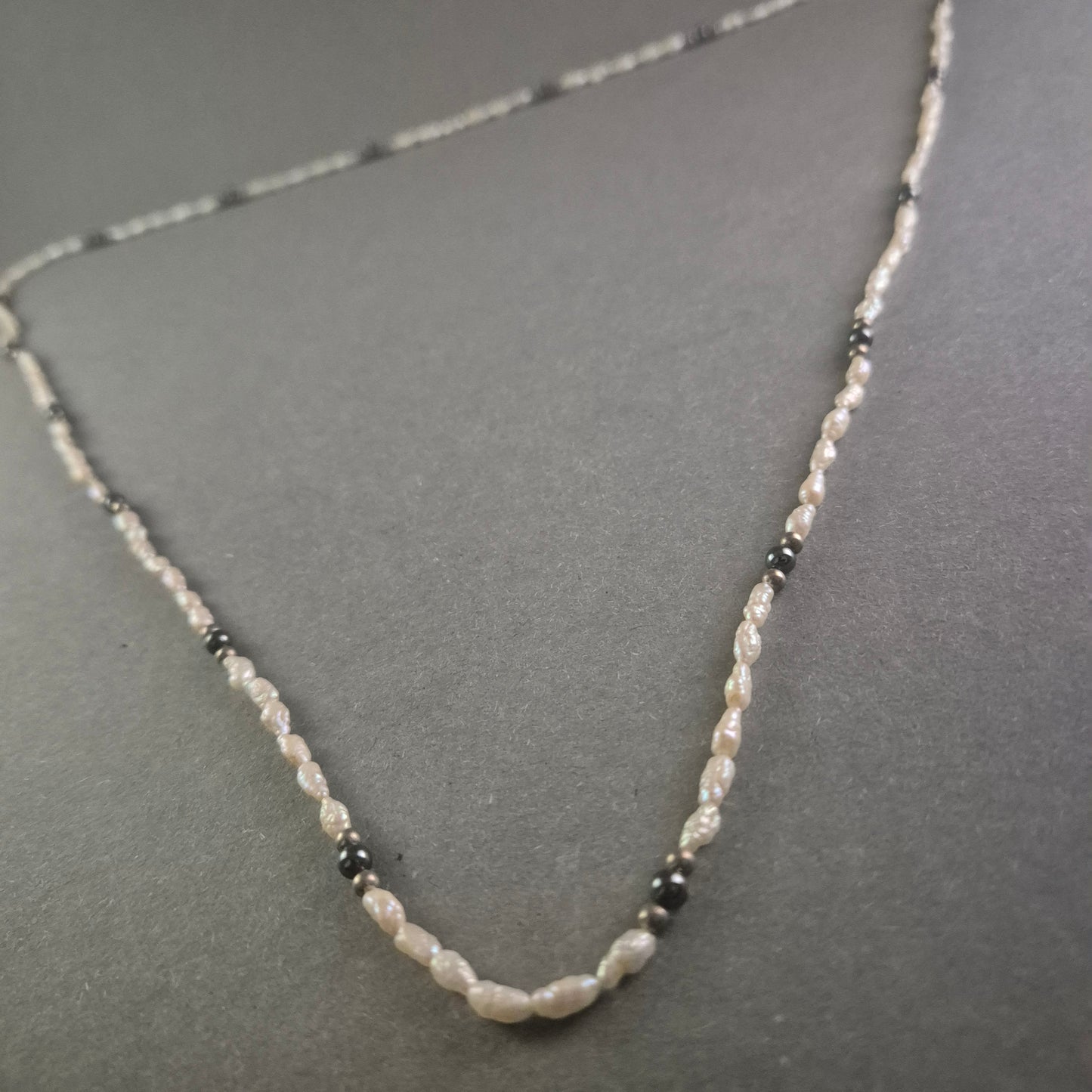 Elegante Vintage-Perlenkette mit Hämatit-Akzenten – Zeitlose Raffinesse