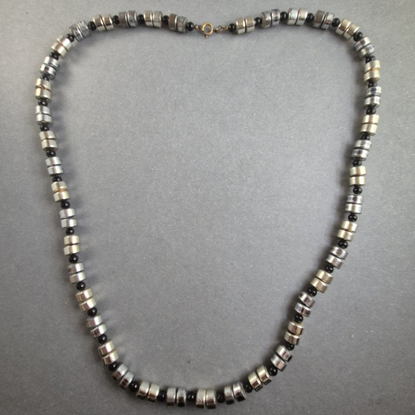 Halskette mit metallischen Zylinderperlen Zeitlose Eleganz