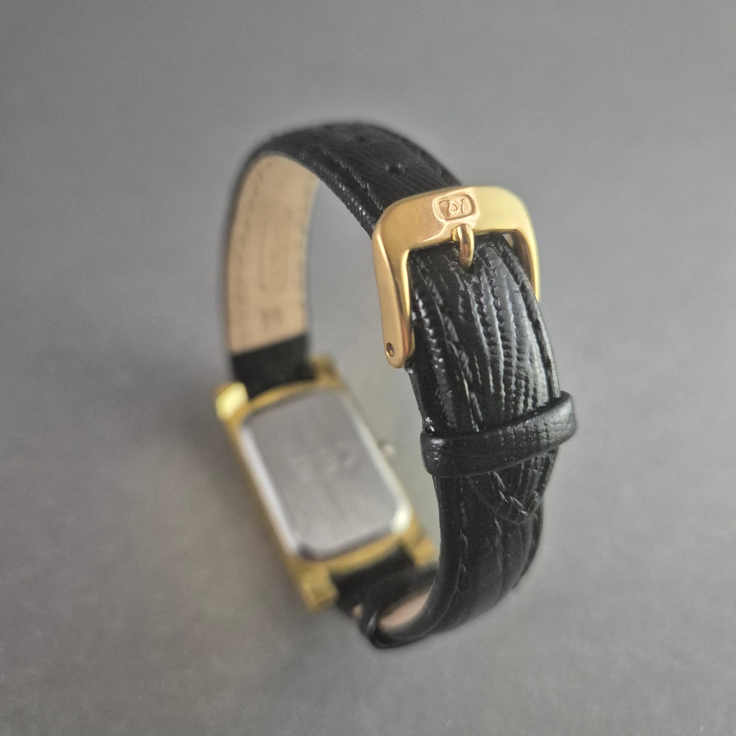 Elegante IK Damenarmbanduhr – Goldenes Design mit Strassverzierung