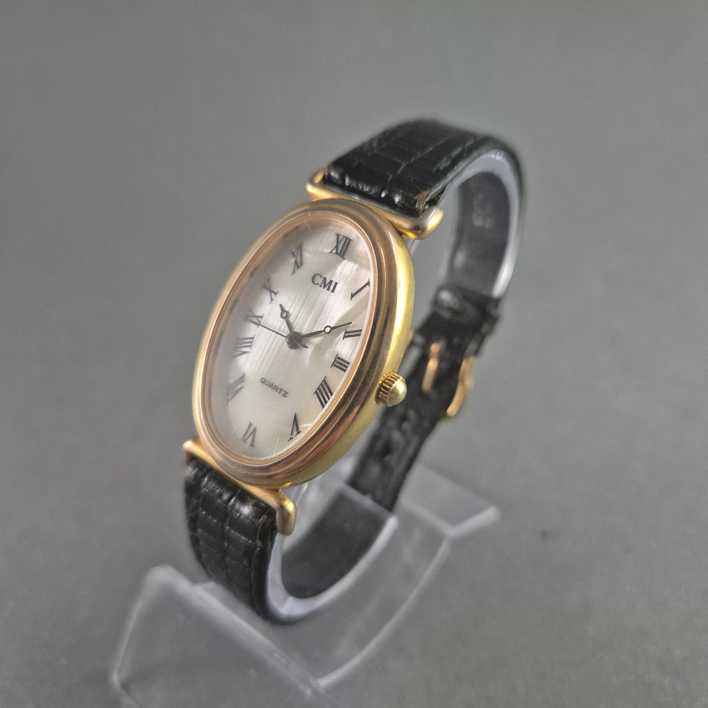 Elegante CMI Damenarmbanduhr – Goldenes Ovales Design mit römischen Ziffern