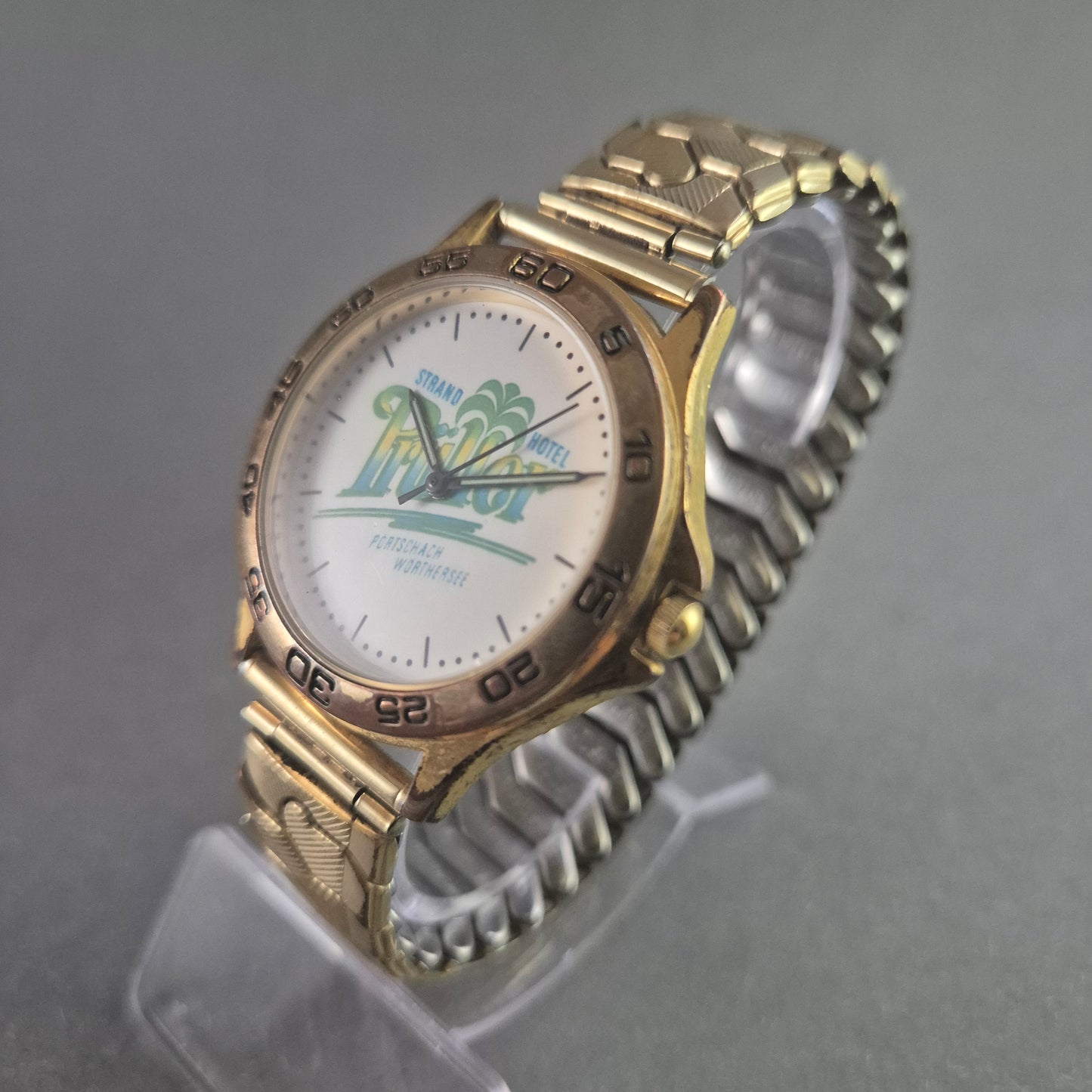 Exklusive WMC Herrenarmbanduhr – Goldfarbenes Design mit Hotel-Logo