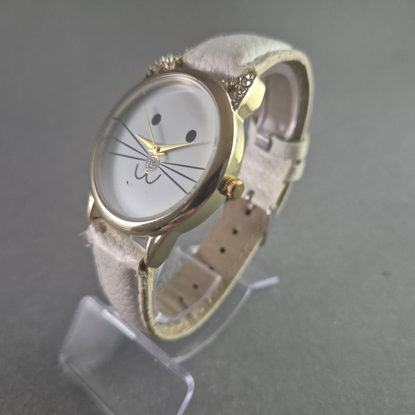 Verspielte Damenarmbanduhr – Katzenmotiv mit Strass-Details