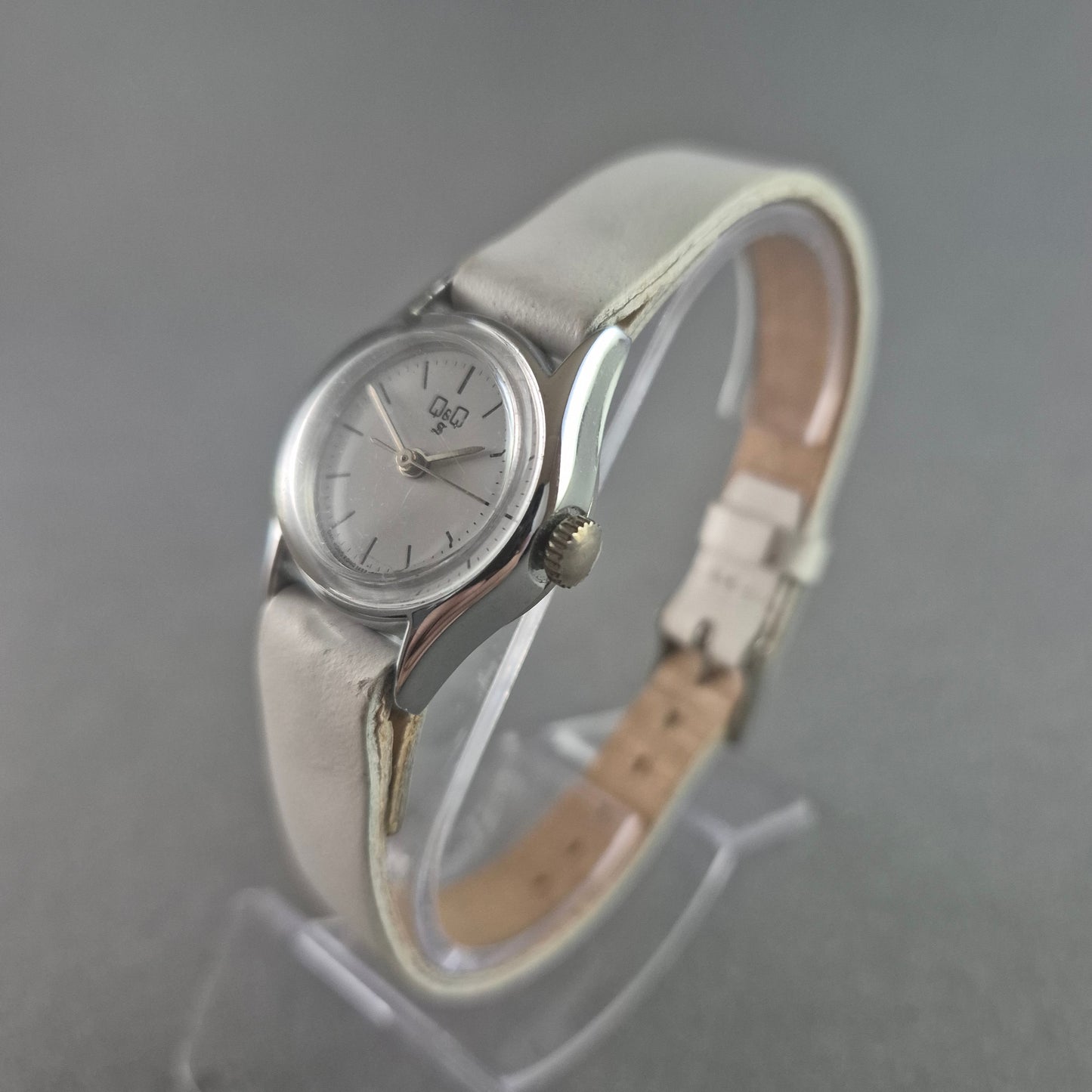 Klassische Q&Q Armbanduhr – Minimalistisches Design mit weißem Lederarmband