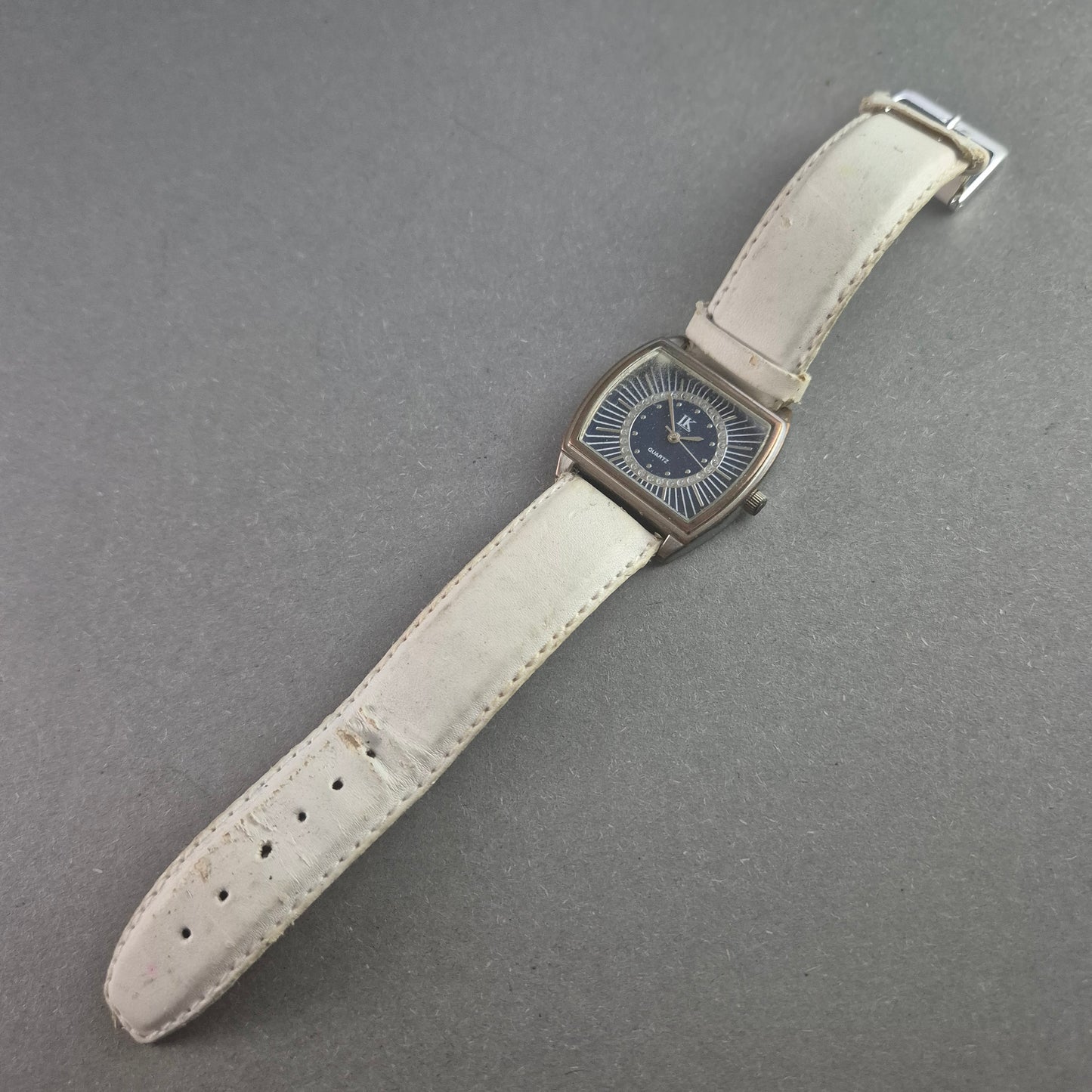 Elegante LK Damenarmbanduhr – Glänzendes Design mit Strassakzenten