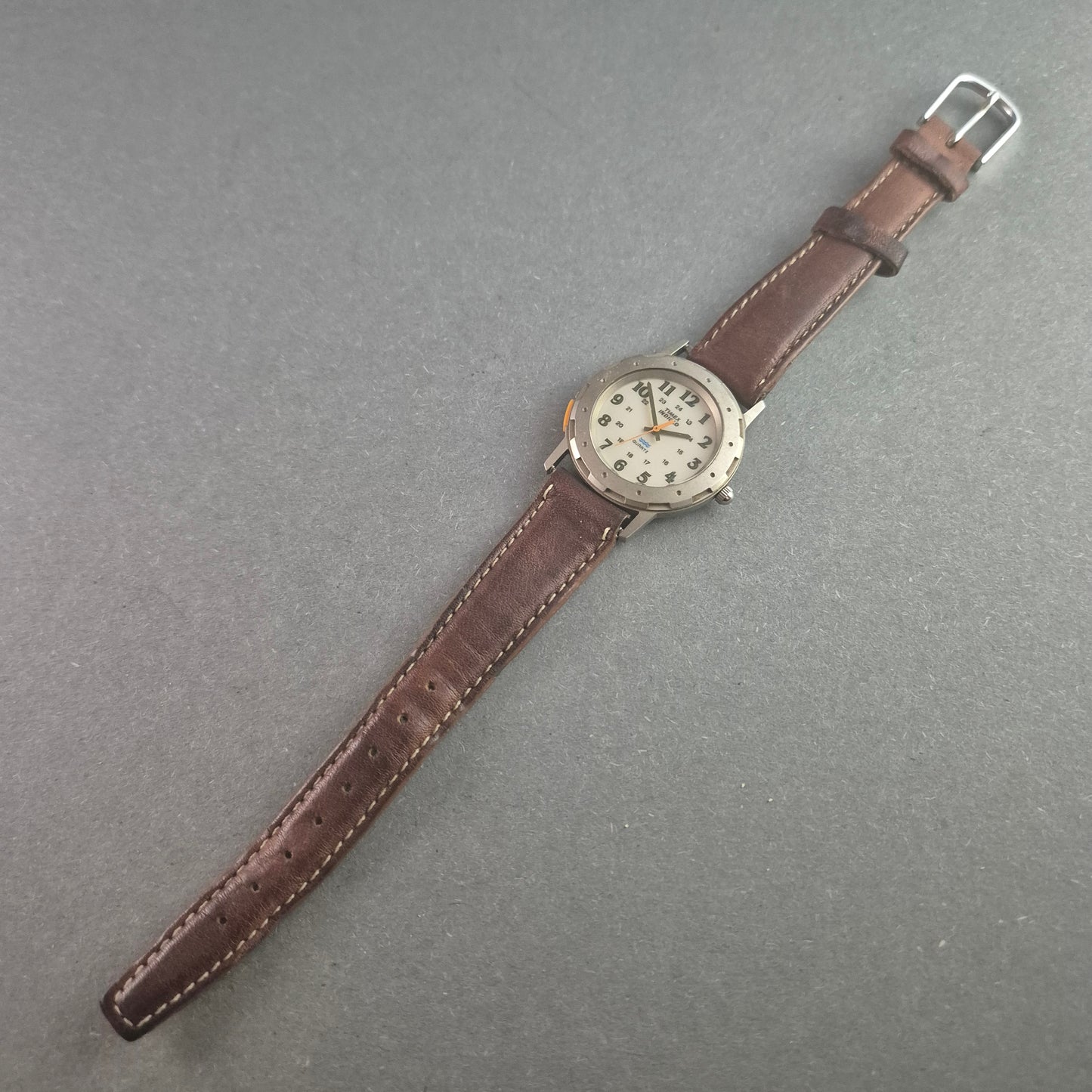 Klassische Timex Indiglo Herrenarmbanduhr – Funktionalität und Retro-Charme