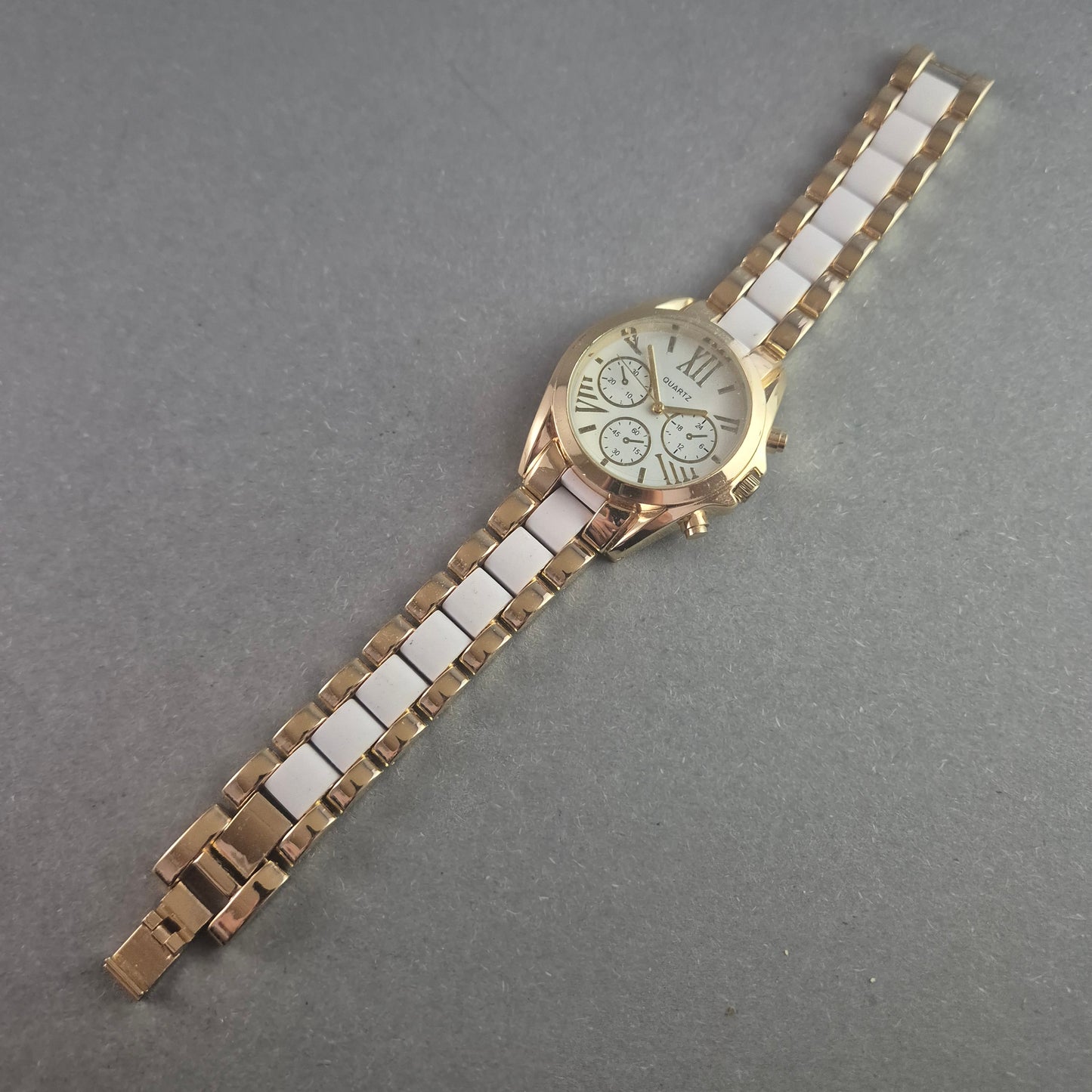 Stilvolle Avon armbanduhr – Goldenes Design mit Chronographen-Look