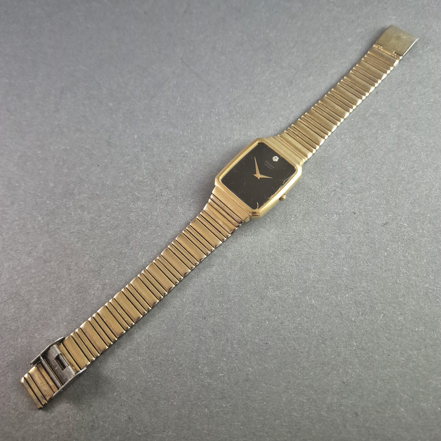 Elegante Pulsar Herrenarmbanduhr – Zeitloses Design in Goldoptik