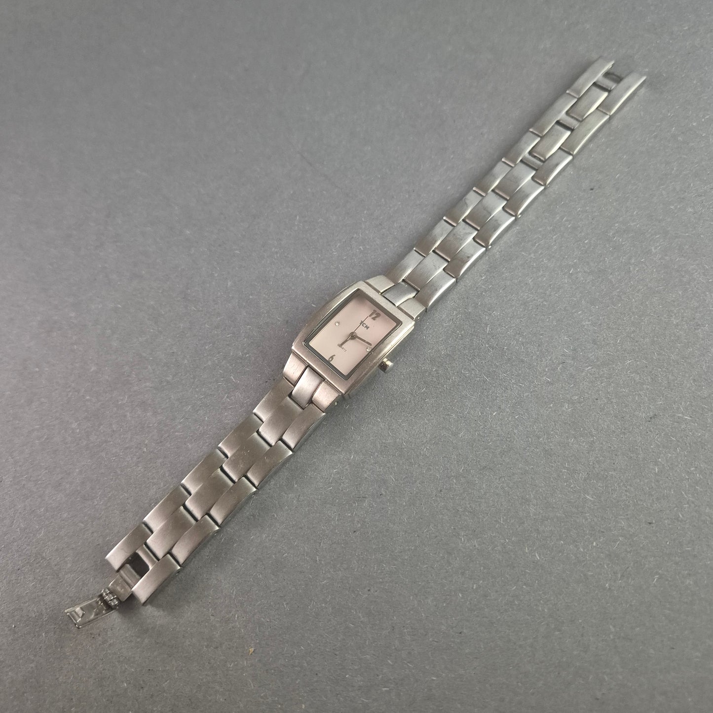 Zeitlose TCM Damenarmbanduhr – Minimalistisches Design mit Edelstahlarmband