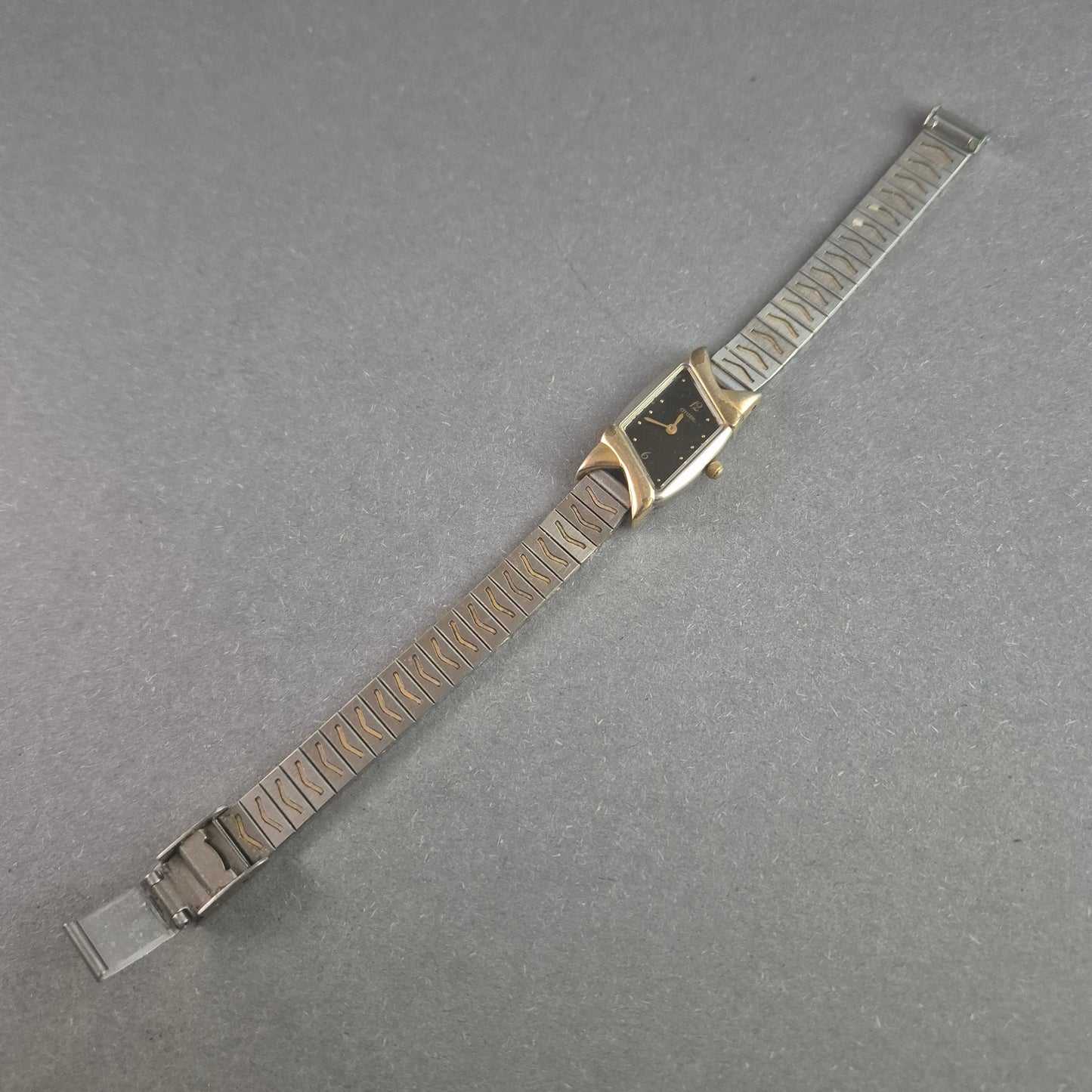 Elegante Citizen Damenarmbanduhr – Vintage-Design mit Gold-Akzenten