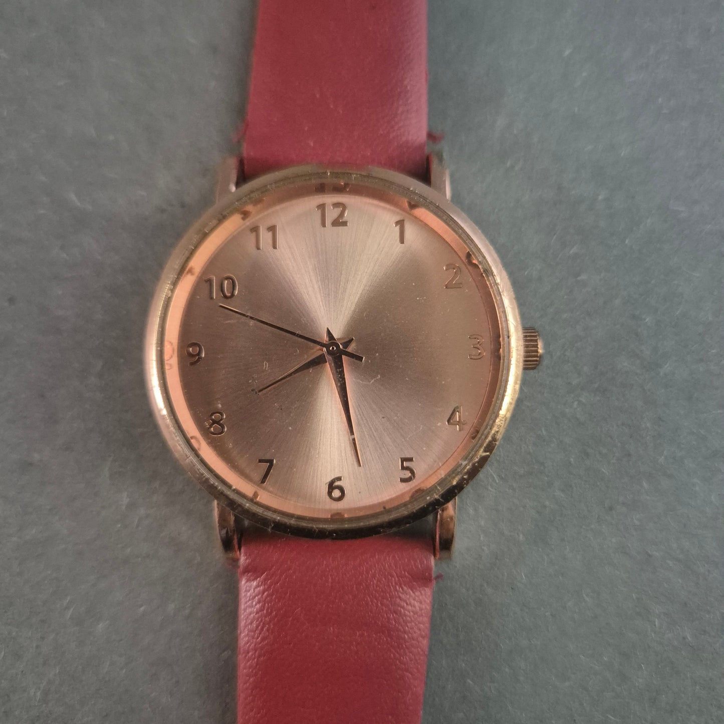 Modische Ernsting's Family Damenarmbanduhr – Roségold mit rotem Lederarmband