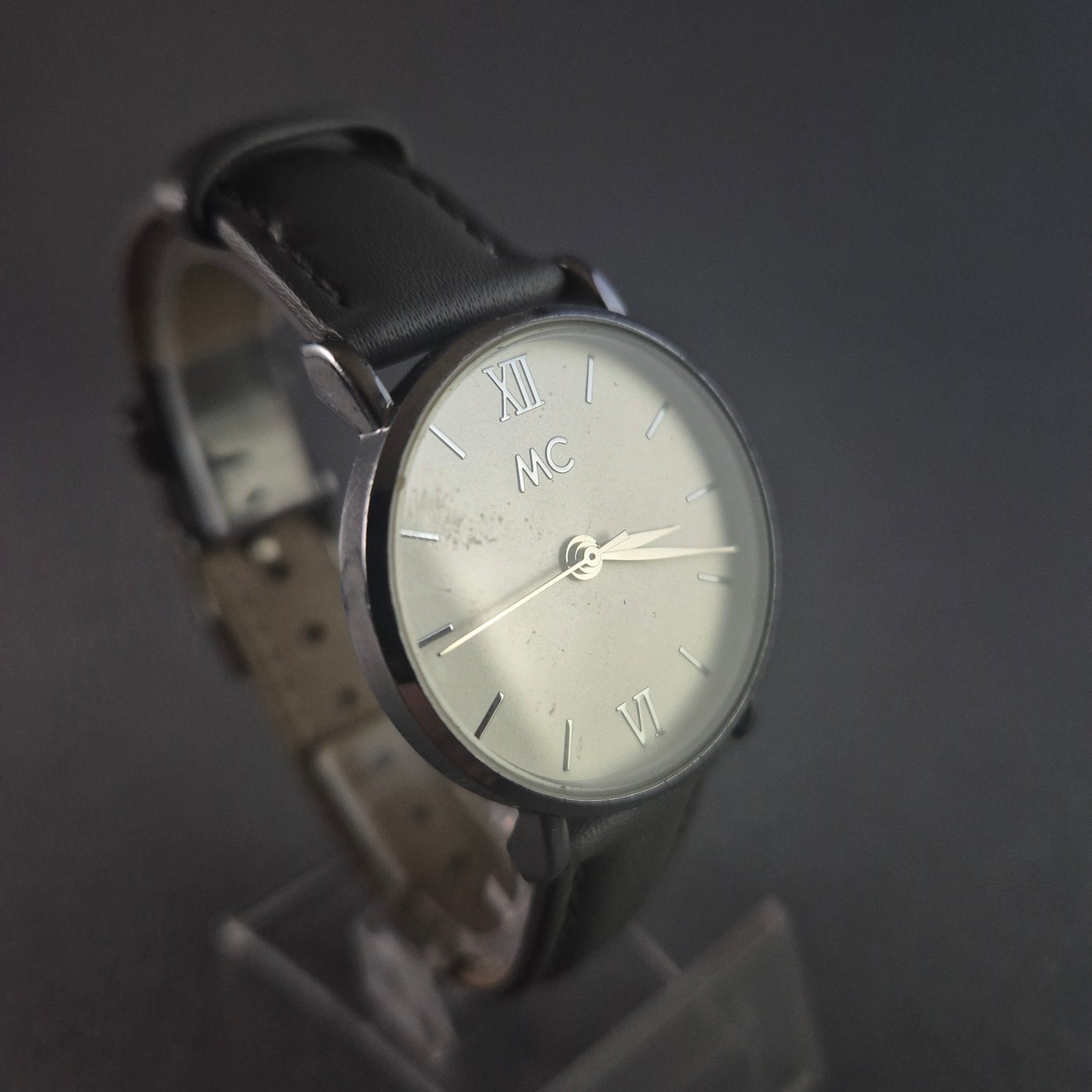 Elegante MC Armbanduhr – Minimalistisches Design mit grauem Lederarmband