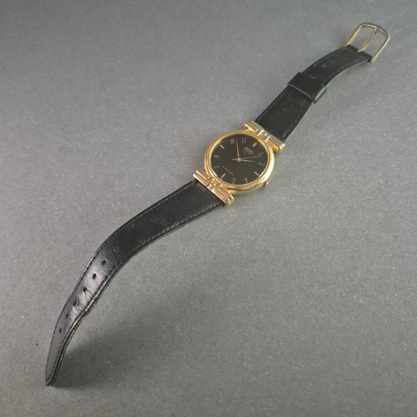 Elegante ADEC Herrenarmbanduhr – Klassisches Design mit Goldakzenten