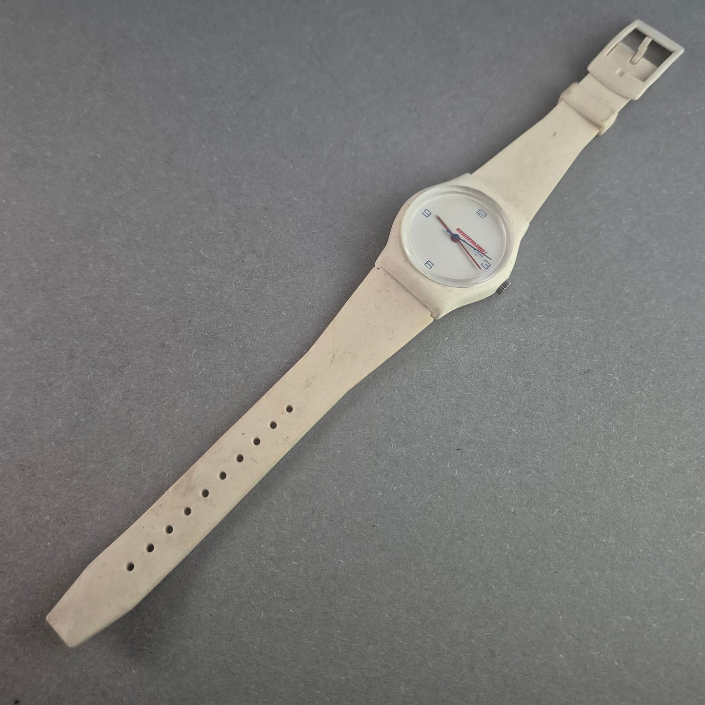 Retro Hennemann Armbanduhr – Minimalistisches Design in Weiß