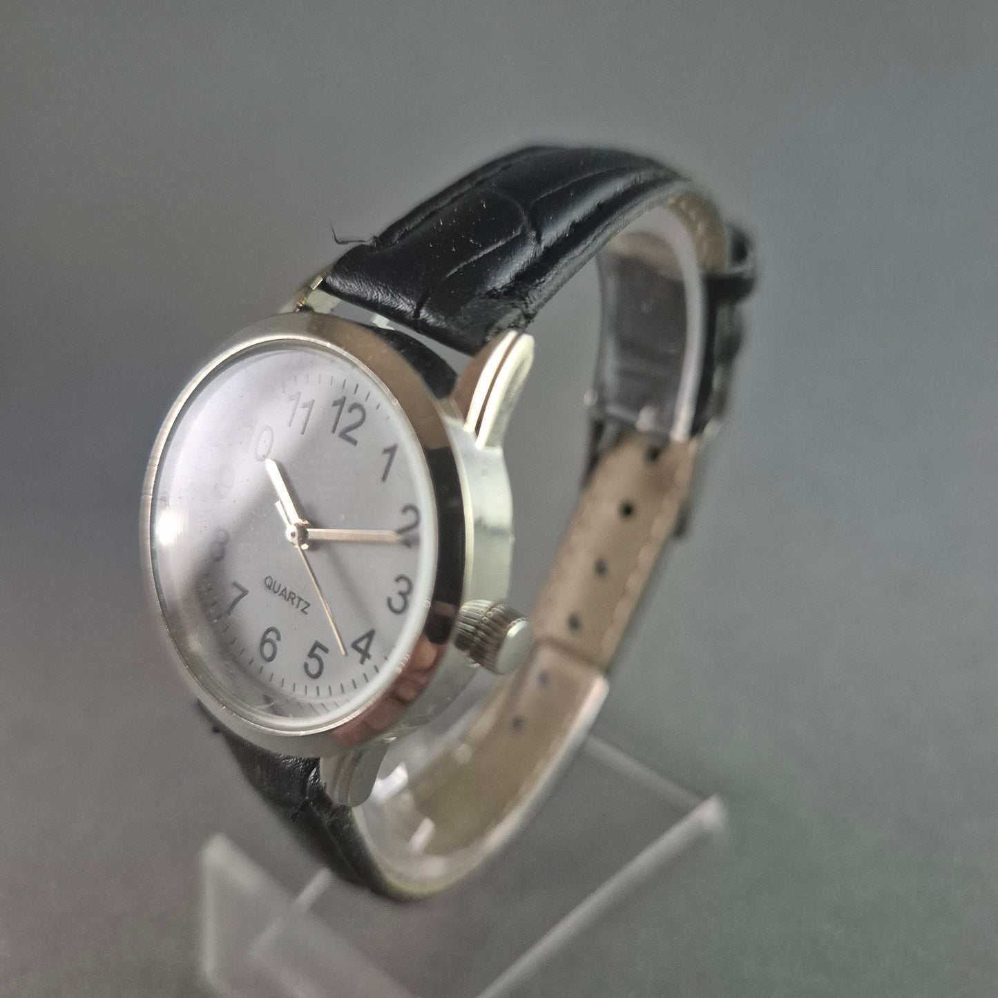 Klassische Quarz-Armbanduhr – Zeitloses Design mit Lederarmband