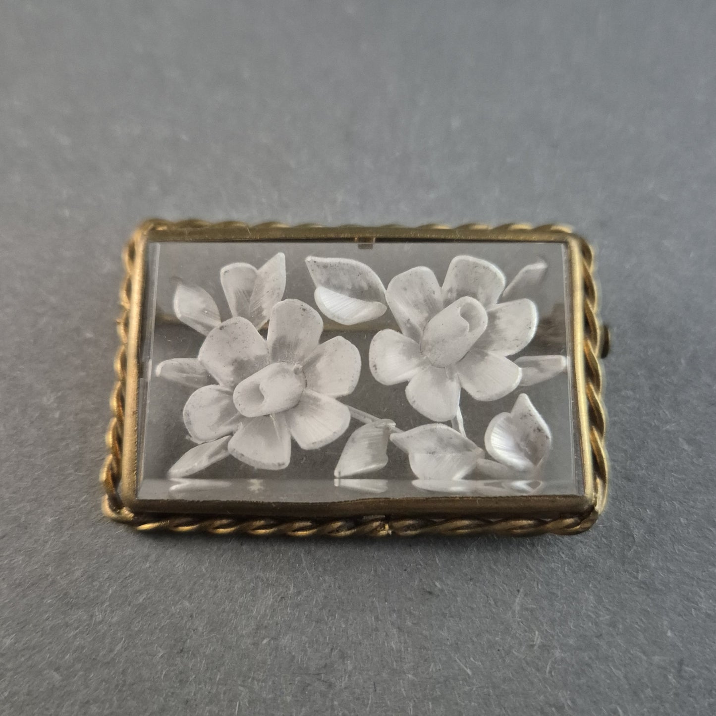 Antike Brosche mit Gravur – Florales Design in Goldfassung