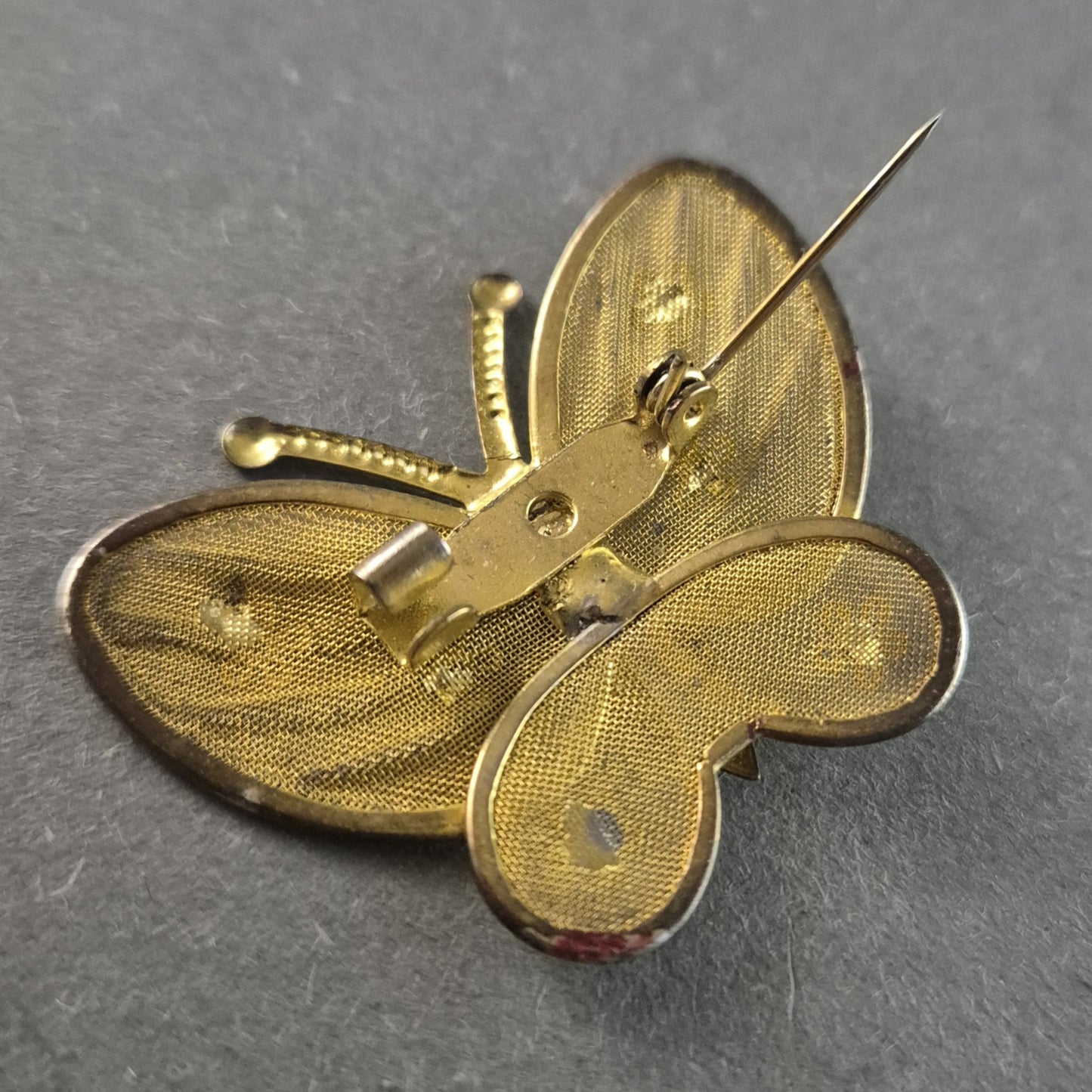 Vintage Schmetterlings-Brosche – Filigrane Goldoptik mit Blütenmuster