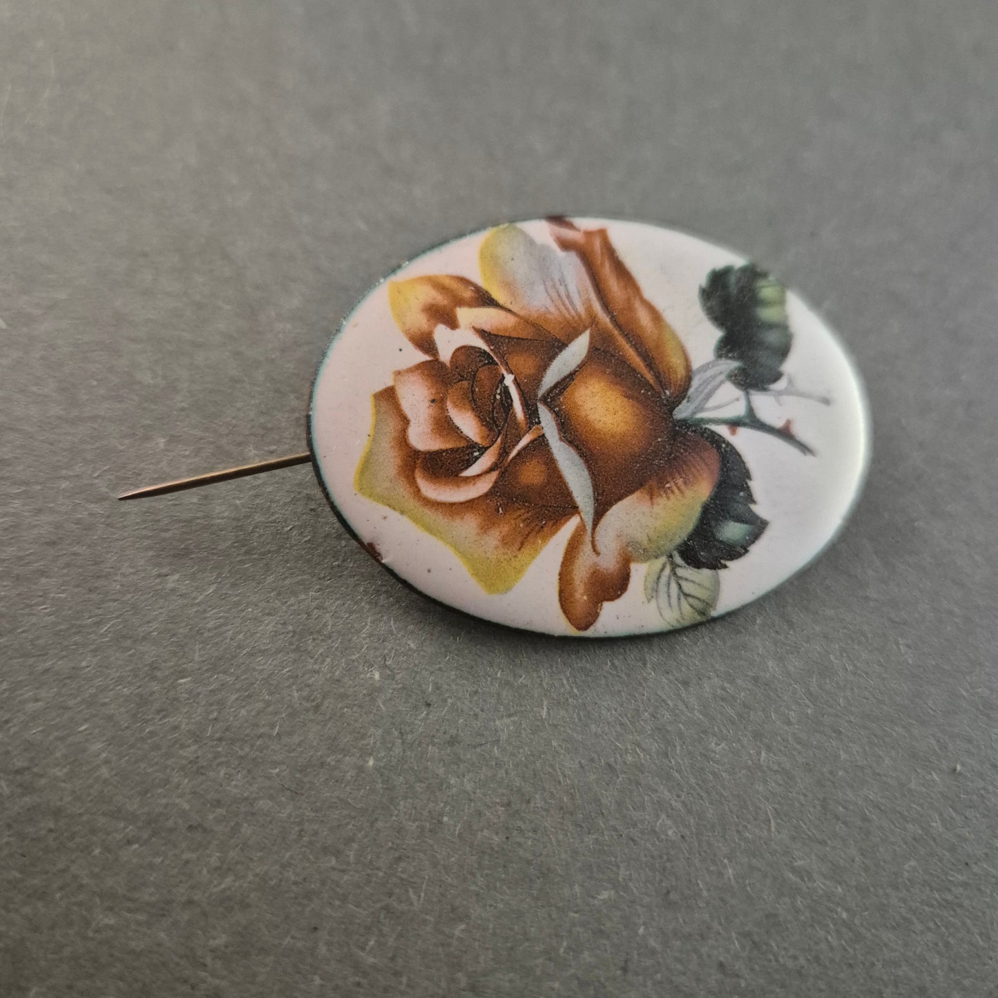 Vintage Emaille-Brosche mit Rosenmotiv – Zeitlose Eleganz in Handarbeit
