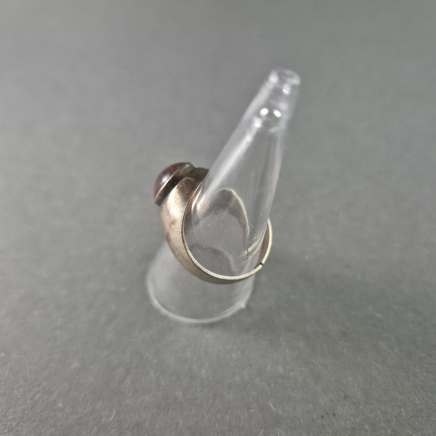 Klassischer Vintage-Silberring mit rotem Stein – Elegantes Design