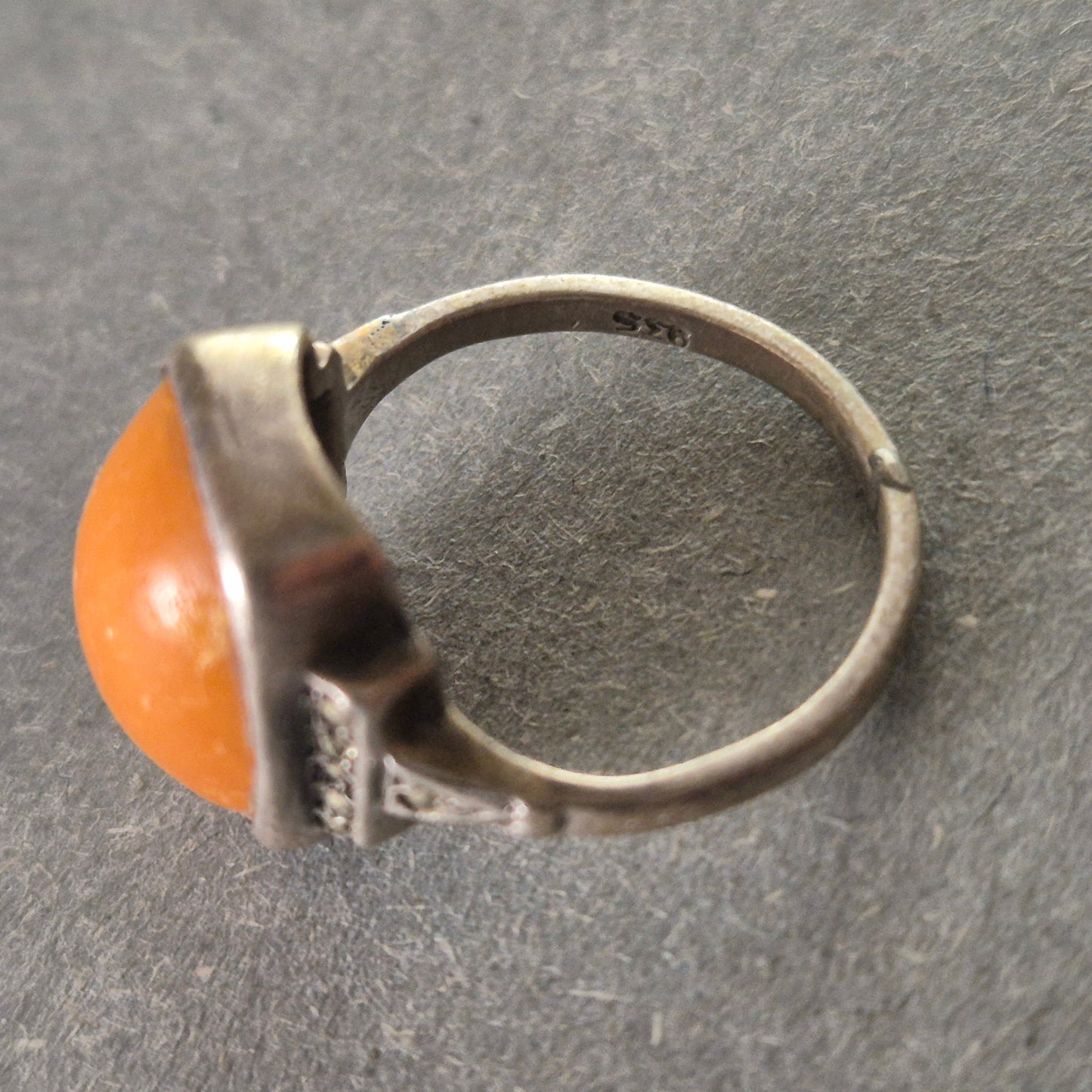 Antiker Silberring mit Butterscotch-Bernstein – Klassische Eleganz