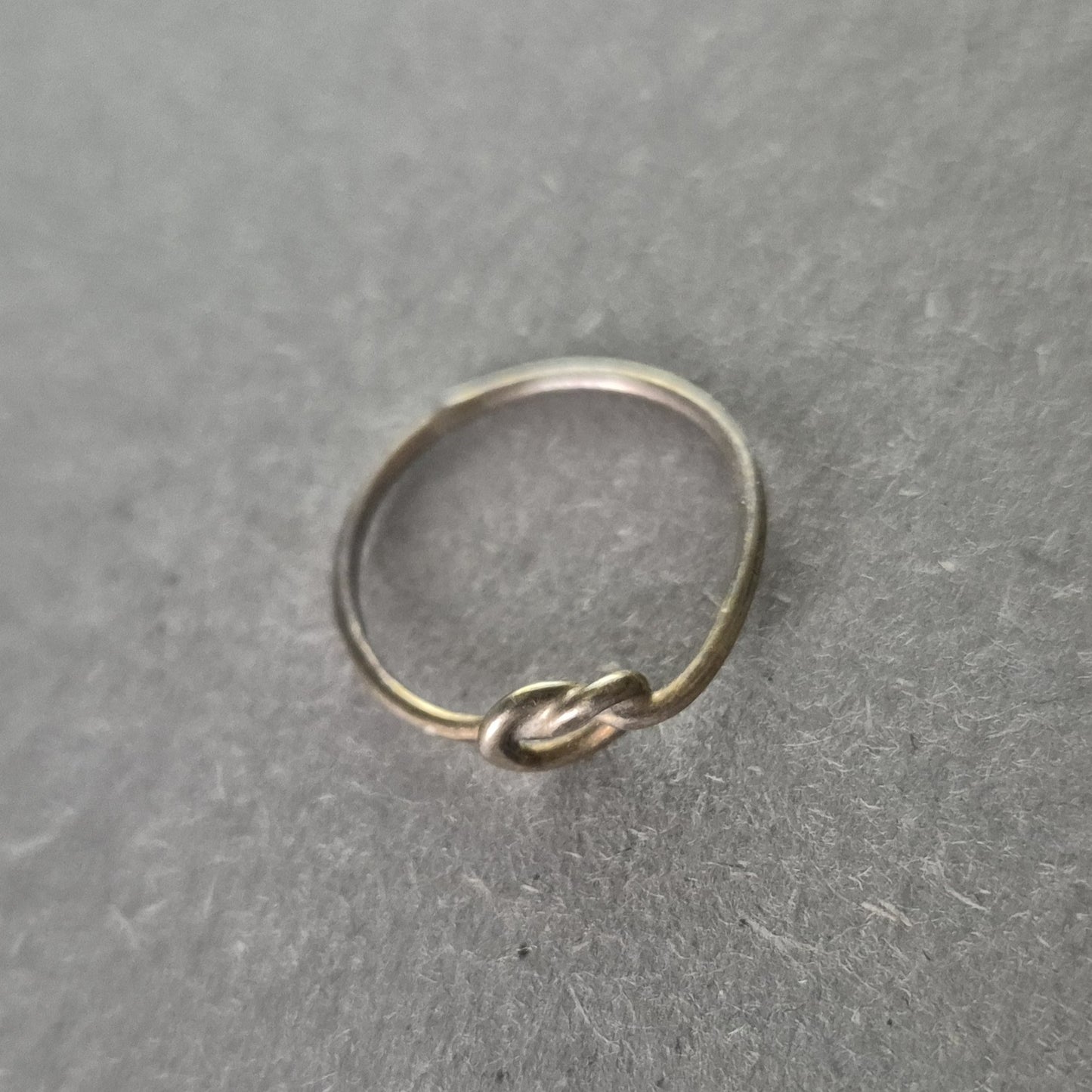 Minimalistischer Goldring mit Knoten-Detail – Zarte Eleganz