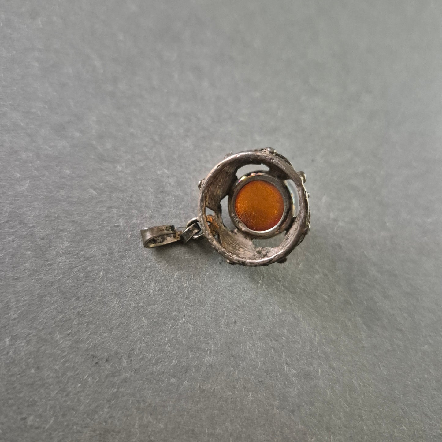 Antiker Silberanhänger mit rundem Bernstein – Eleganter Vintage-Schmuck