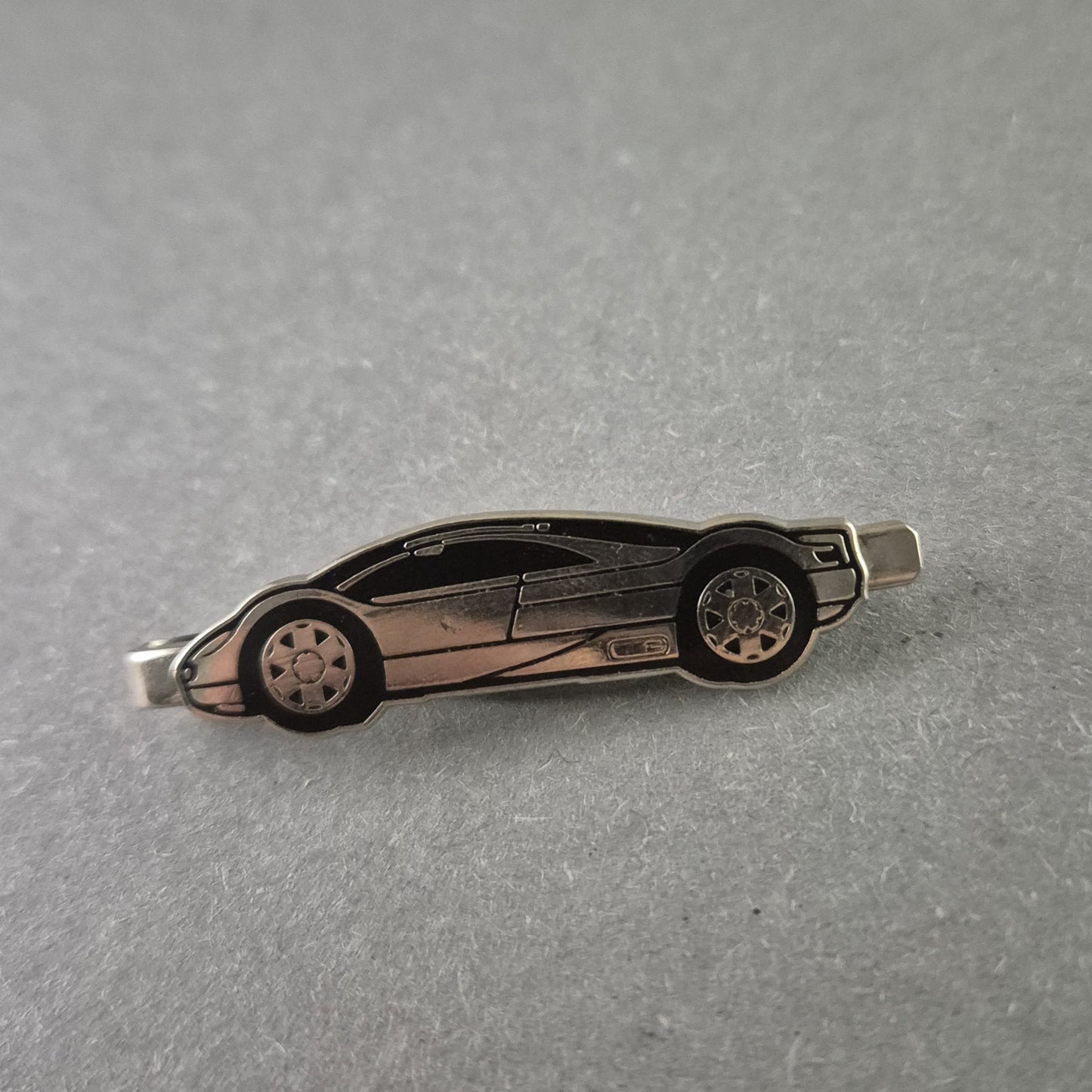 Silberne Krawattenklammer mit Sportwagen-Motiv