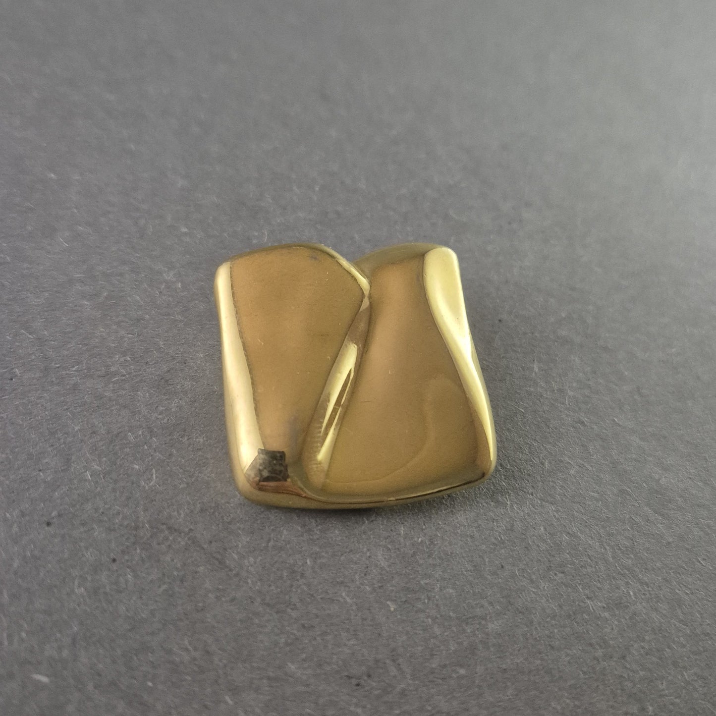 Elegante vergoldete Designer-Brosche – Zeitlose Eleganz mit modernem Twist