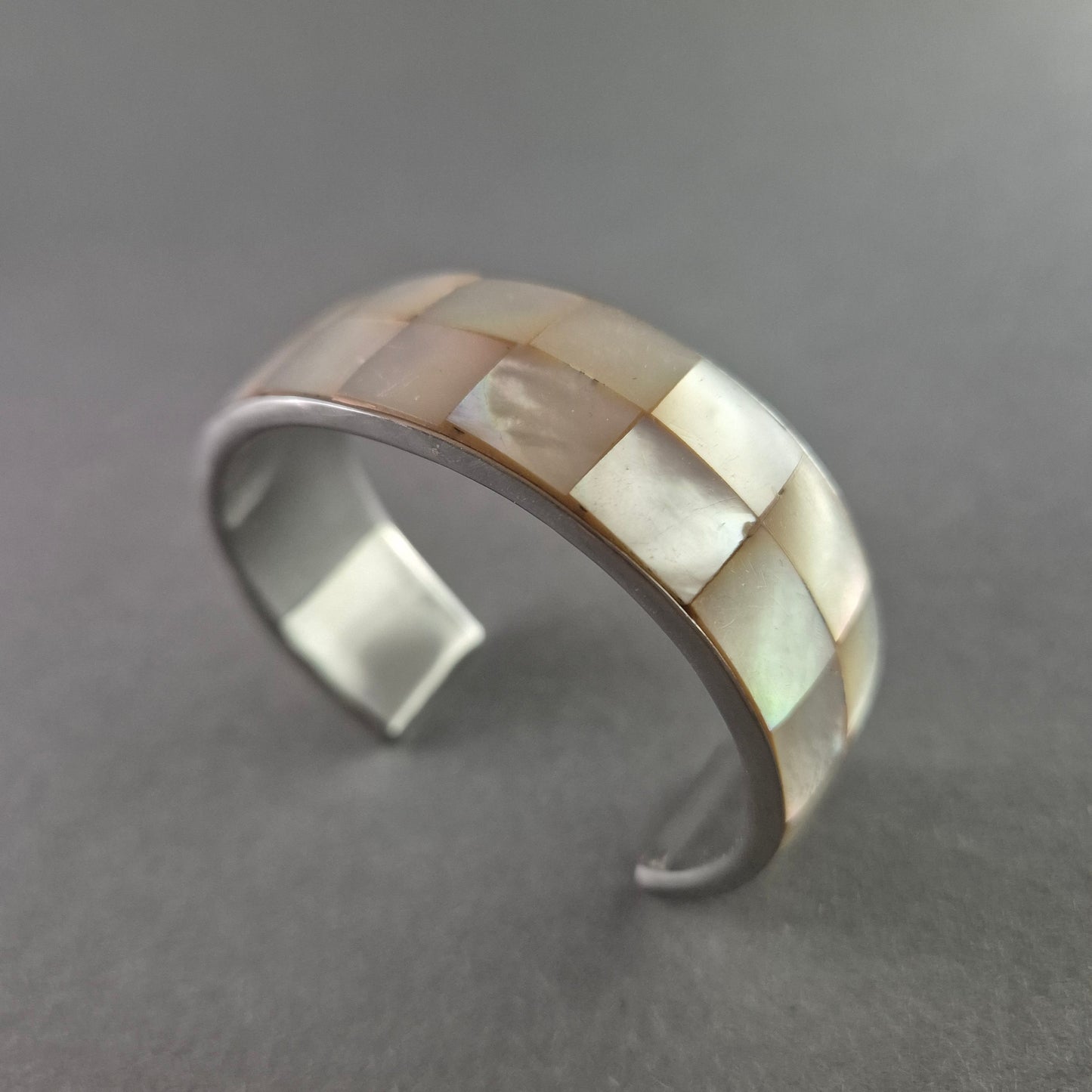 Eleganter Armreif mit Perlmutt-Intarsien – Stilvolles Statement-Schmuckstück