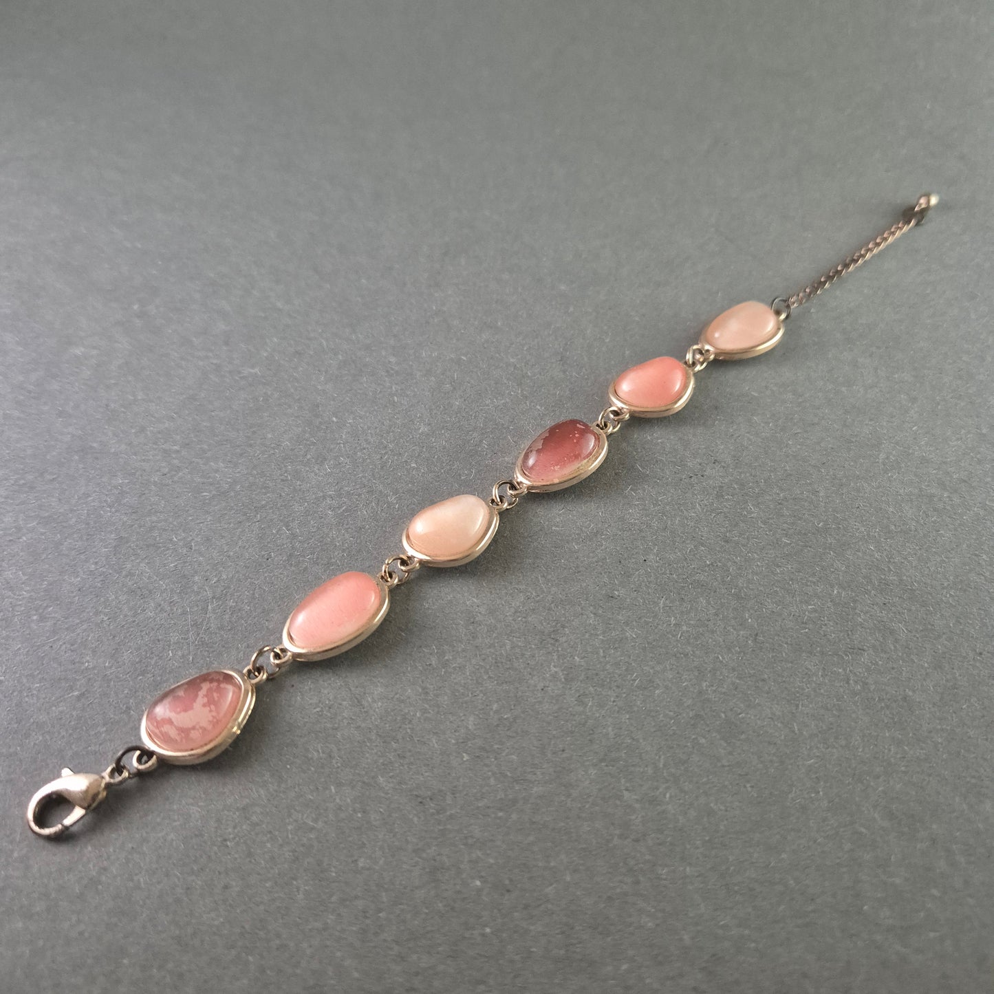 Zartes Armband mit rosa Edelstein-Cabochons – Elegante Handarbeit