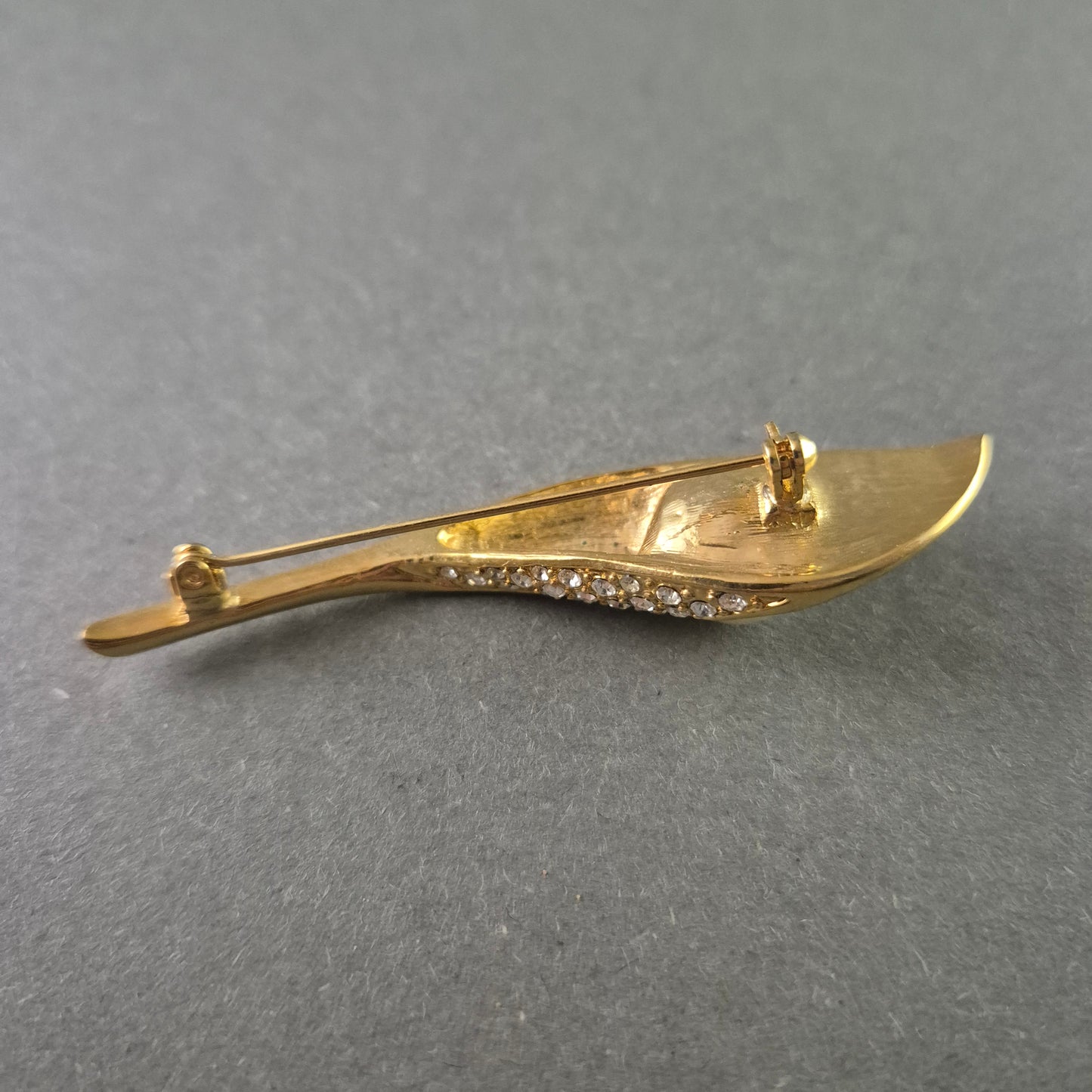 Elegante goldene Calla-Lilie Brosche mit Perle und Strasssteinen