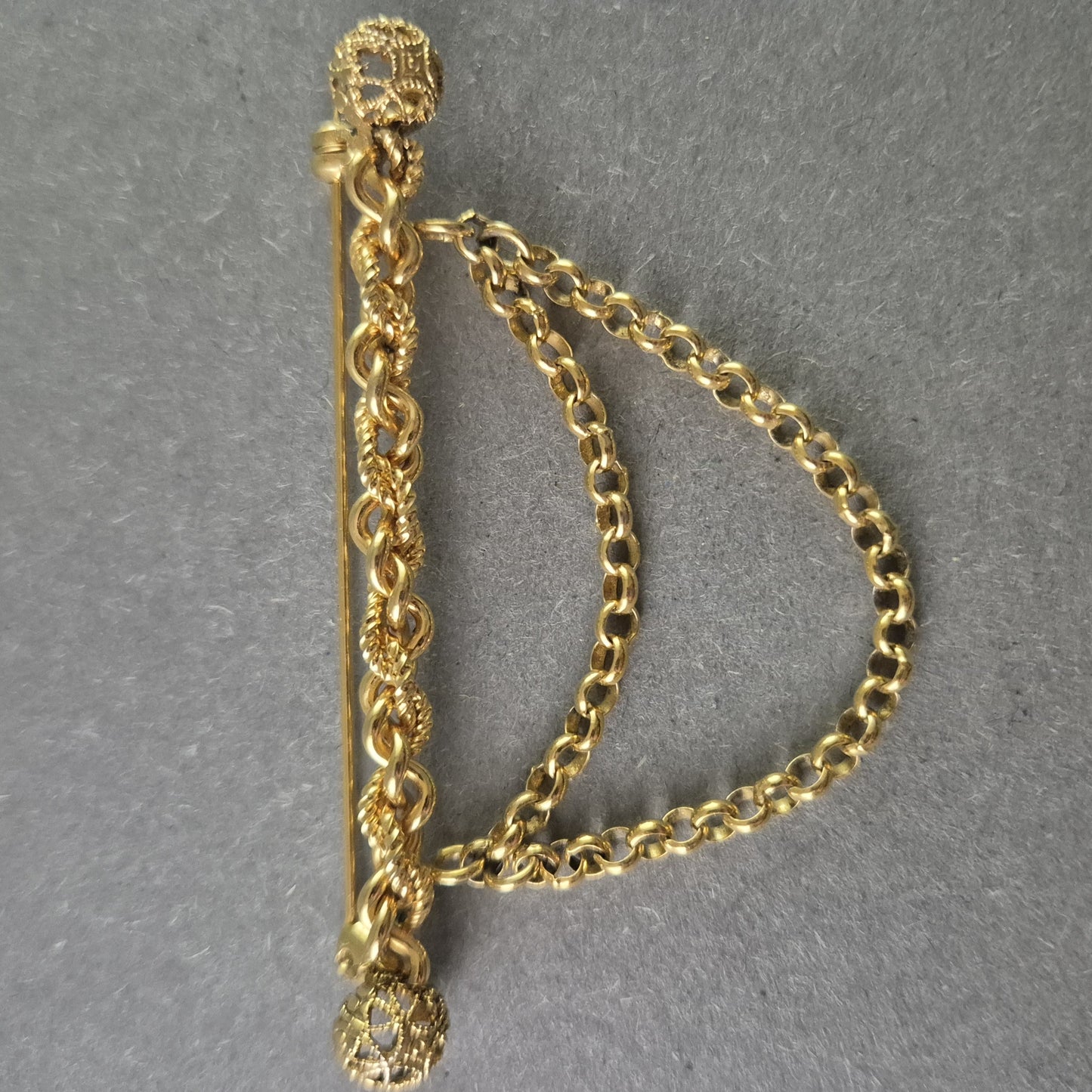 Vintage Brosche mit goldenen Ketten Edler Schmuck im filigranen Design