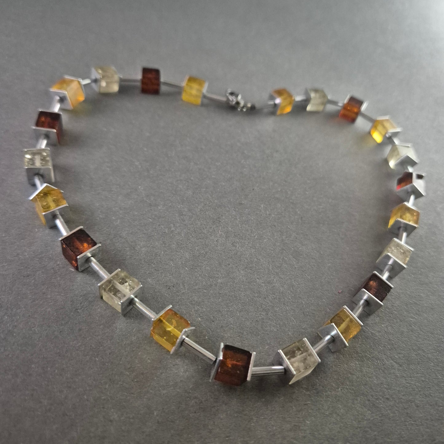 Bernsteinkette geometrische Würfel Elegantes Design in warmen Farbtönen