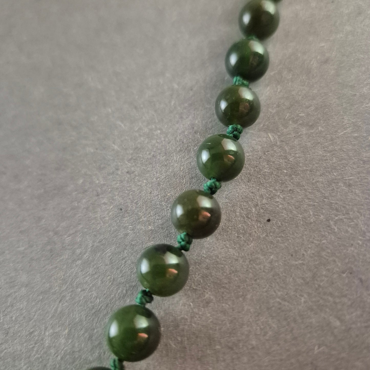 Vintage Nephrit-Jade-Halskette mit Silberverschluss (835) – Eleganter Grünton