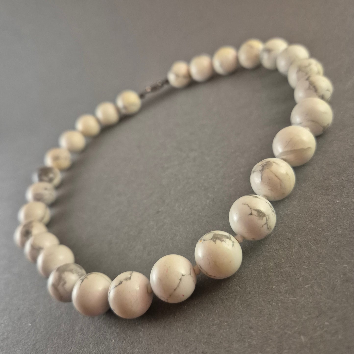 Elegante Vintage-Howlith-Halskette – Weiß-marmorierte Schönheit